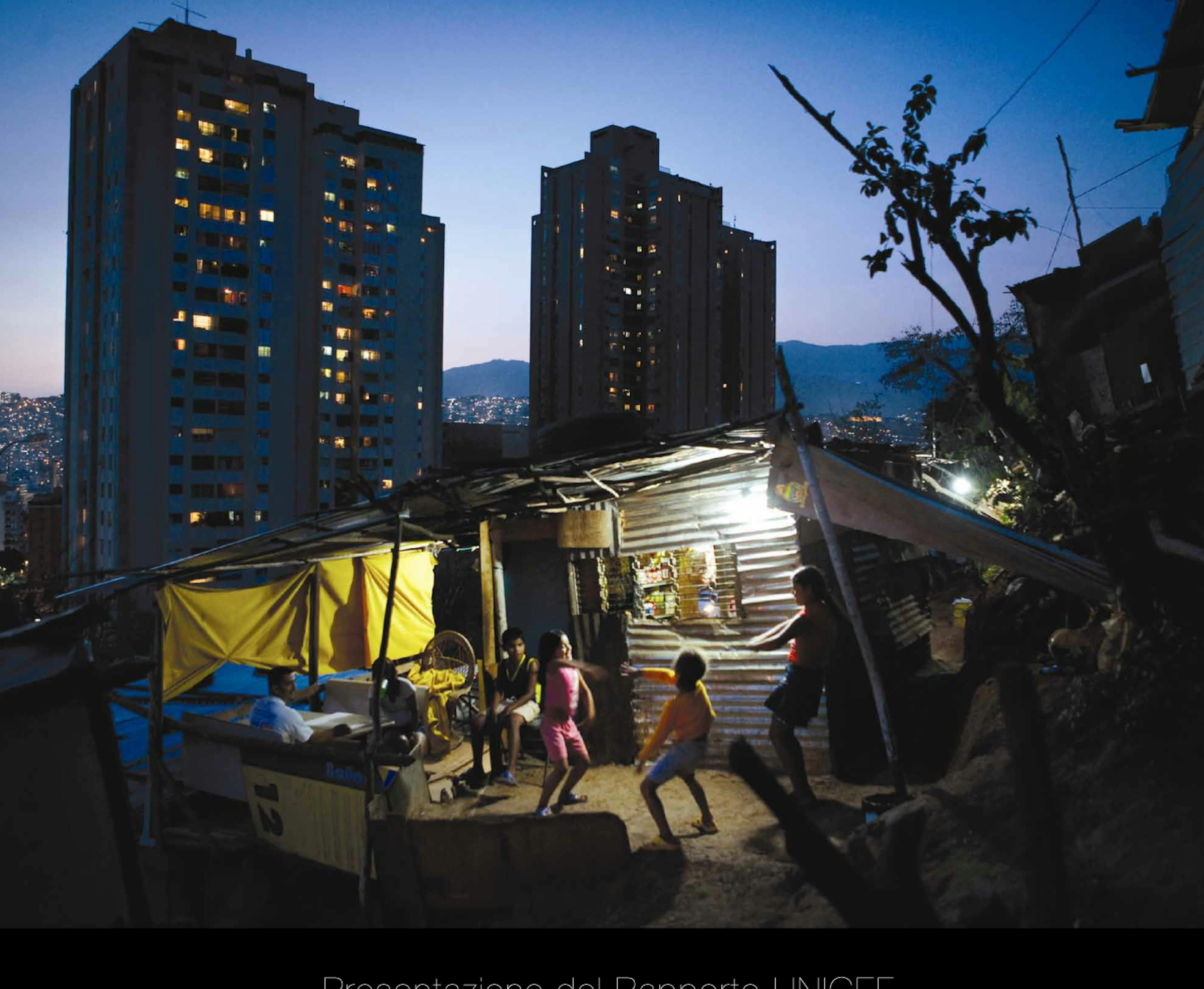 Bambini giocano in una favela a Caracas (Venezuela) - ©Jonas Bendiksen/Magnum Photos/2007 