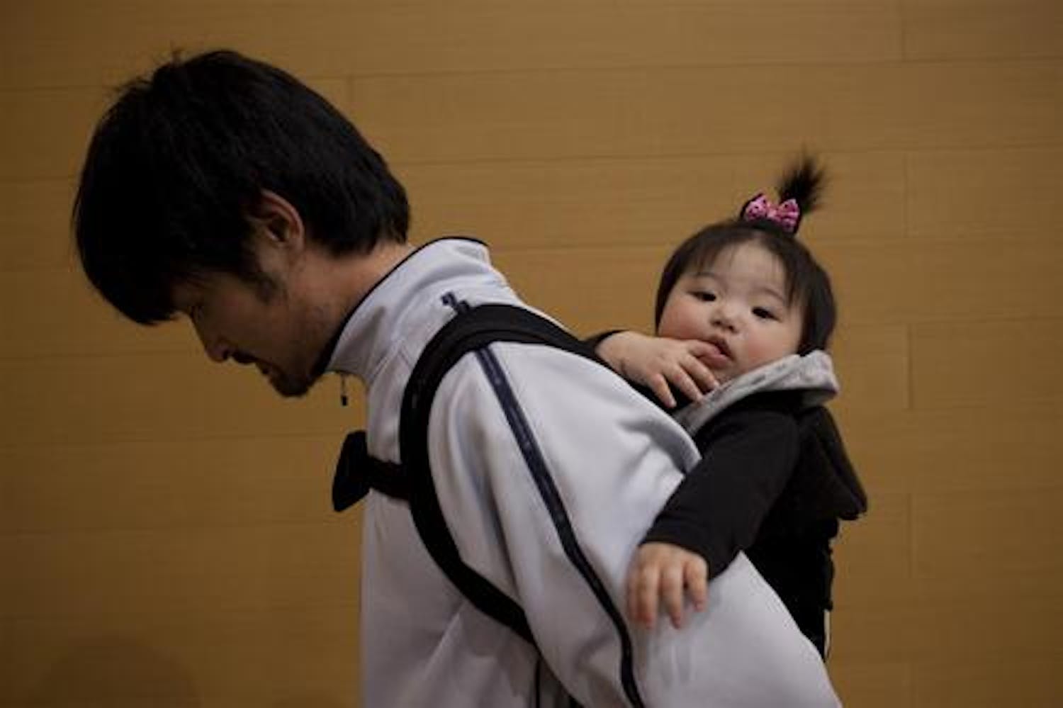 Padre e figlia a Koriyama (prefettura di Fukushima), marzo 2011) - ©UNICEF/NYHQ2011-0420/Dean