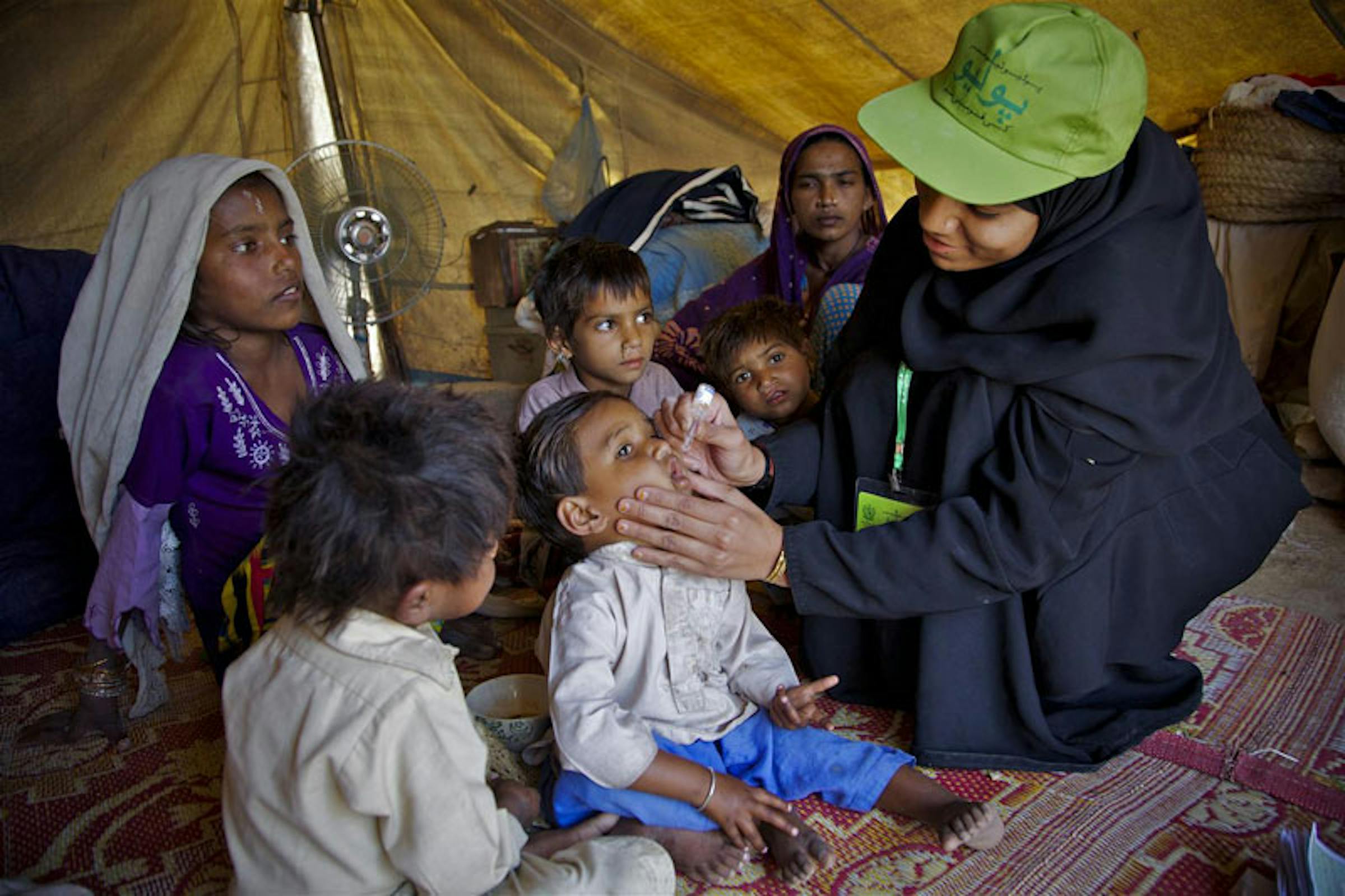 Un'operatrice sanitaria somministra una dose di vaccino orale antipolio a un bambino durante le Giornate nazionali di vaccinazione del 2011 in Pakistan - ©UNICEF/NYHQ2011-0185/Zaidi