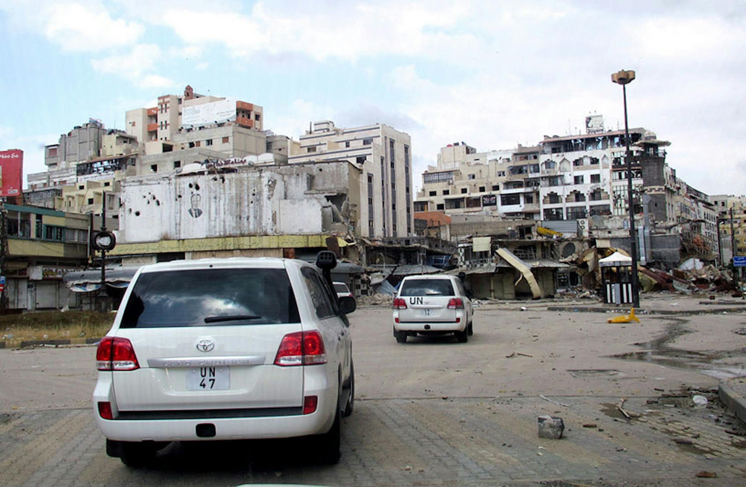 Osservatori ONU attraversano un sobborgo di Homs, città martire del conflitto in corso in Siria - ©UN Photo/N. Kaddoura