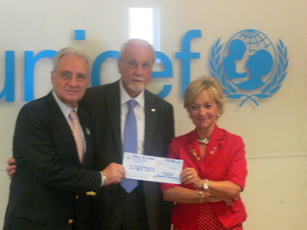 La consegna della donazione da parte del Rotary, in favore dei progetti UNICEF in Guinea Bissau