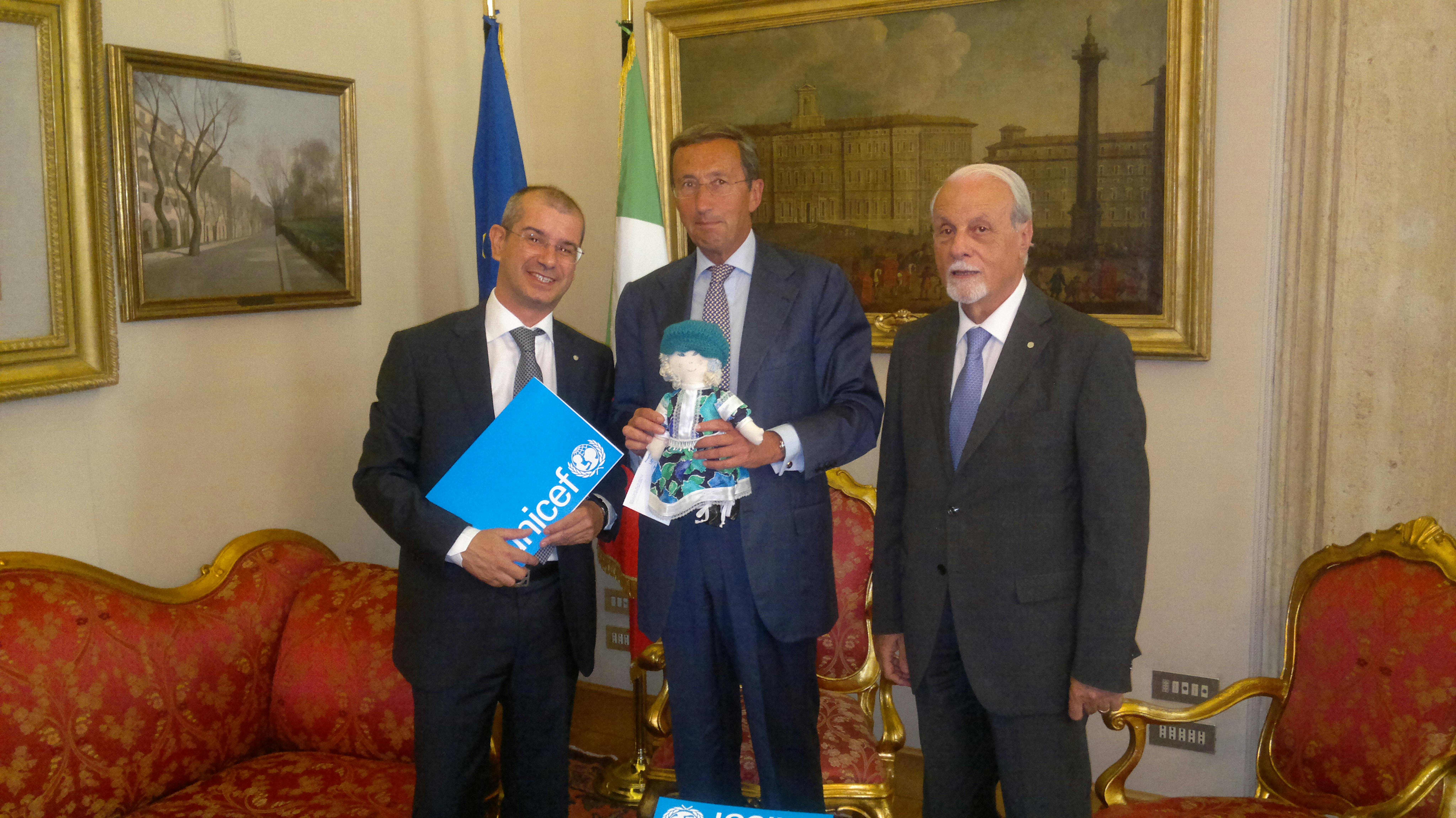 Il Presidente Fini insieme al Presidente UNICEF Giacomo Guerrera e al Direttore Usai 