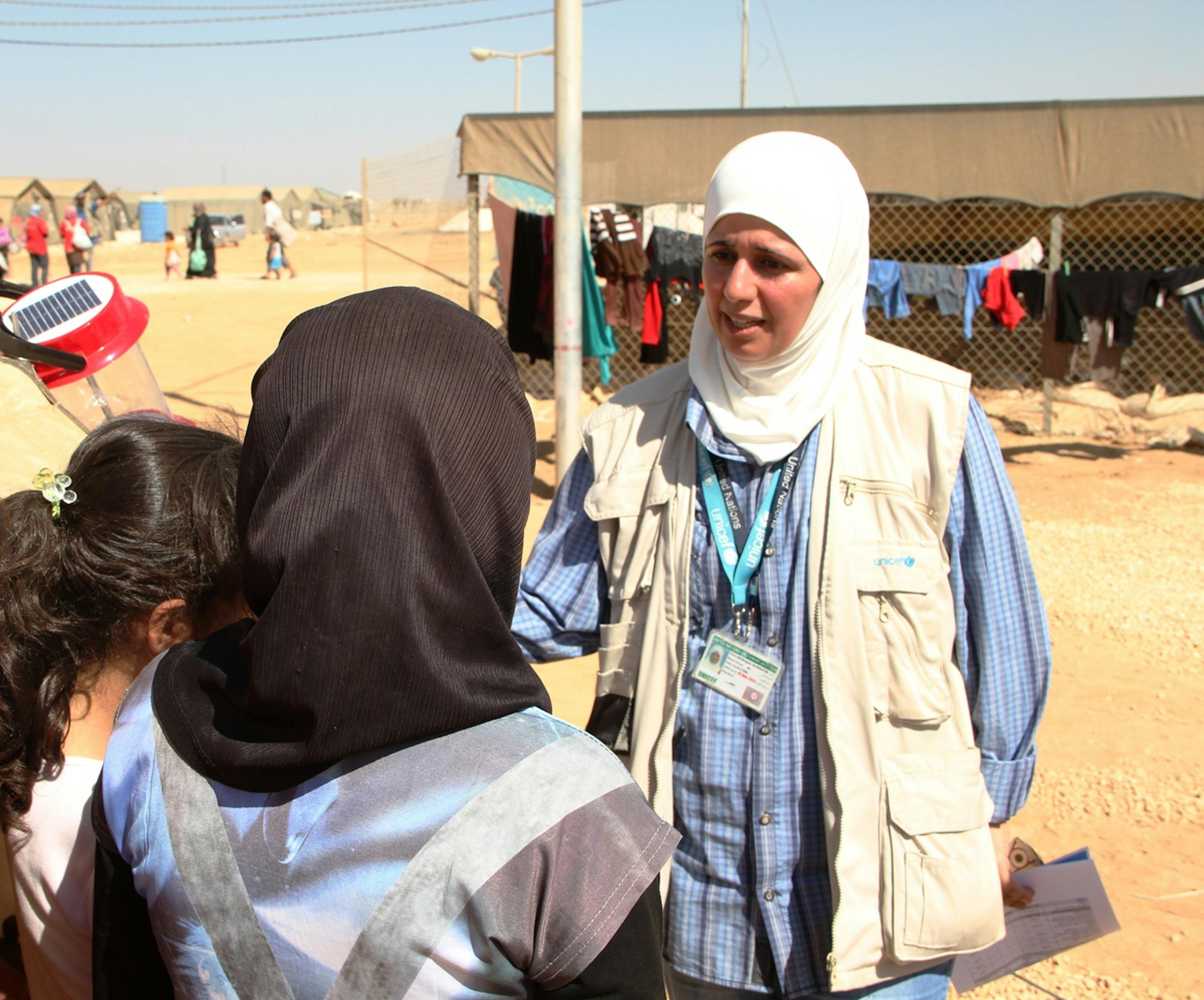  In questa foto: Buthayna Al-Khatib, Operatrice UNICEF, parla con i bambini appena arrivati nel campo profughi di Za'atari.