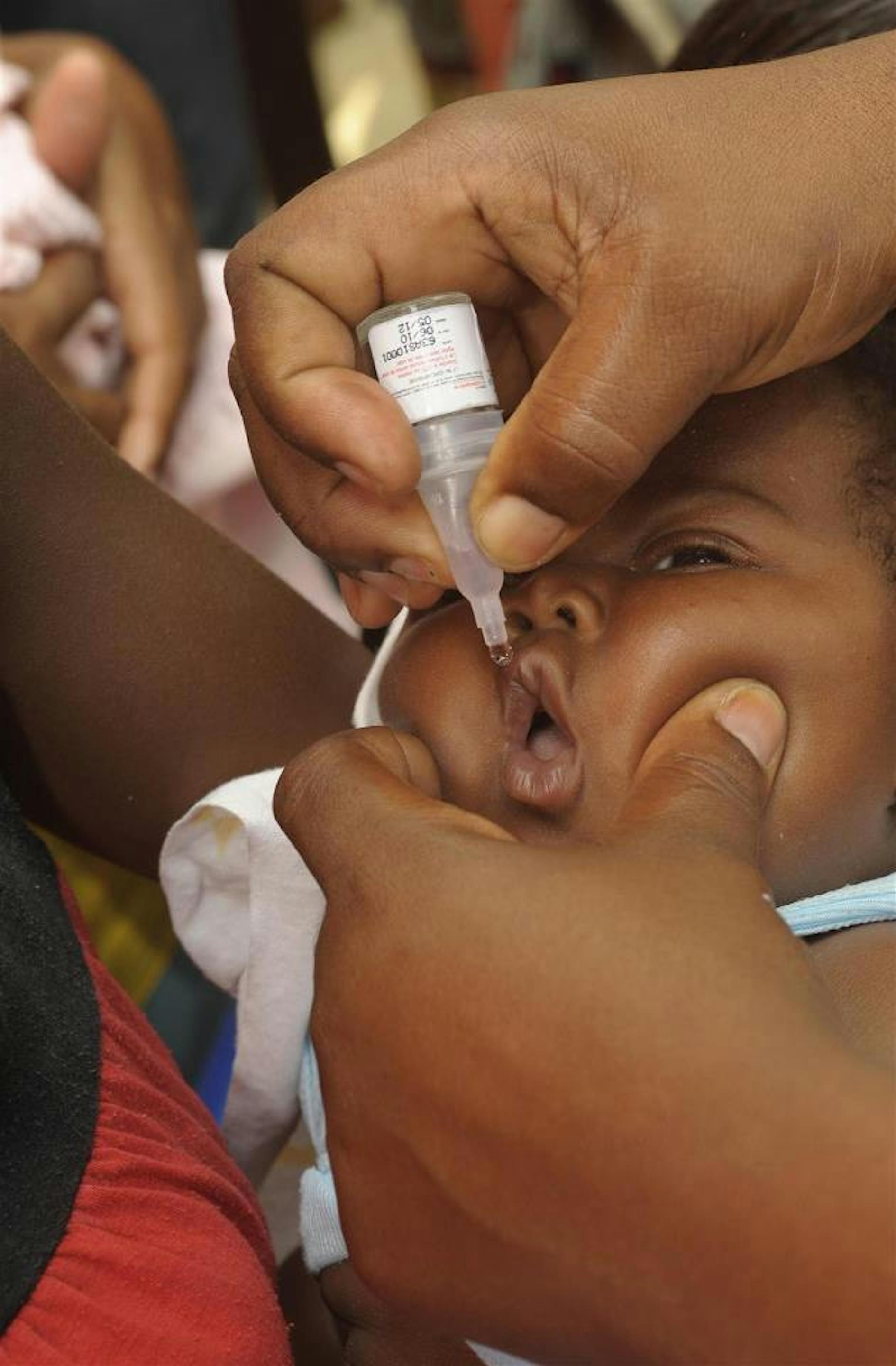 Nella foto, una bambina angolana riceve una dose di vaccino anti-polio. ©UNICEF/NYHQ2011 0135/Graeme Williams