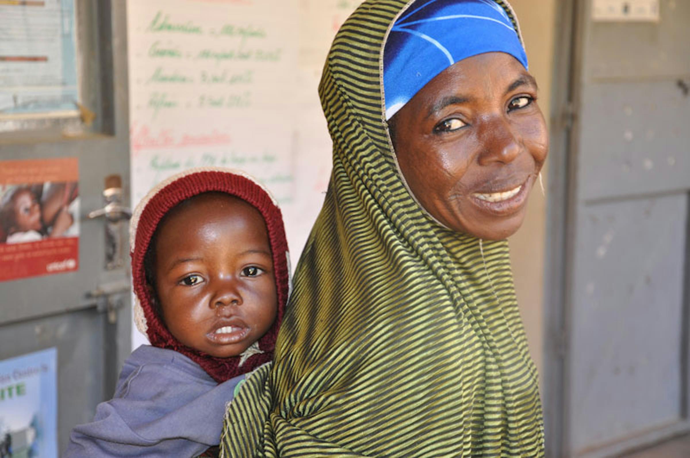 Madre e figlio al Centro nutrizionale terapeutico di Mazadou Abdou, in Niger - ©UNICEF Niger/2012/C.Tidey