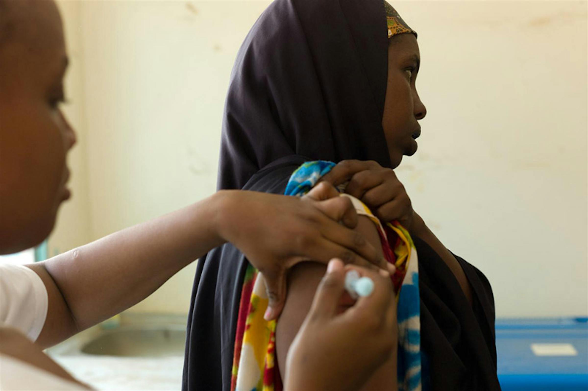 Una donna incinta riceve una dose di vaccino antitetanico nell'ospedale di Garissa (Kenya). Il Kenya è uno dei 28 Stati oggi certificati liberi dal tetano - ©UNICEF Kenya/2011-0055/Nesbitt