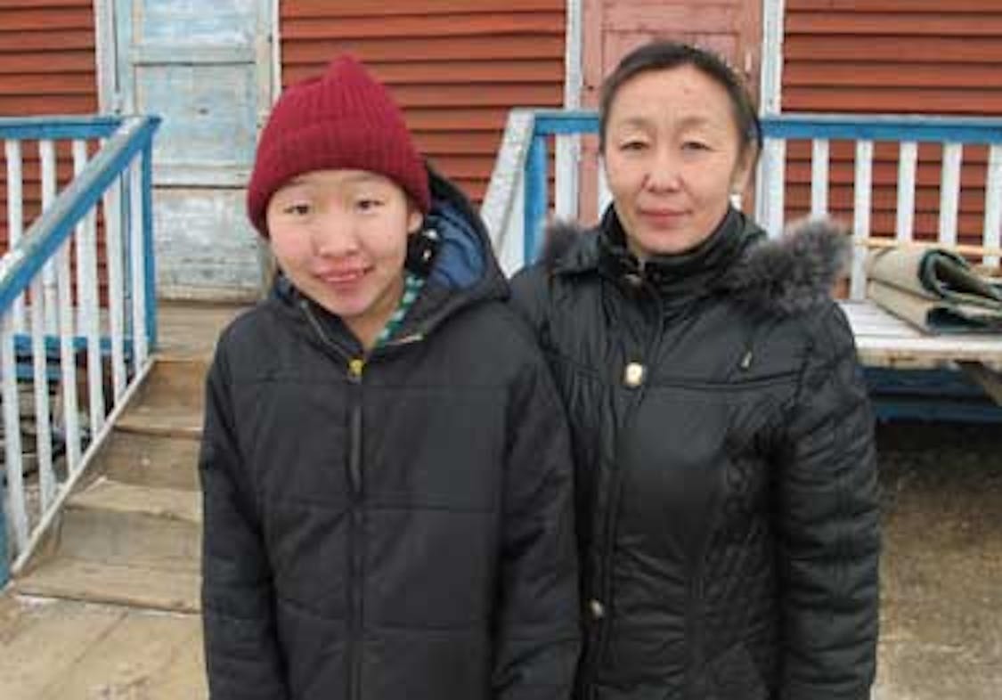 Uyanga, 13 anni, con la mamma - ©UNICEF Mongolia/2012/Dolan