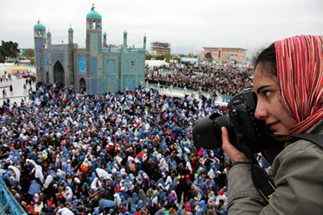 La fotografa Farzana Wahidy riprende dall'alto una manifestazione per i diritti delle donne a Mazar-i-Sharif, nel nord dell'Afghanistan - ©UNAMA/Fardin Waezi