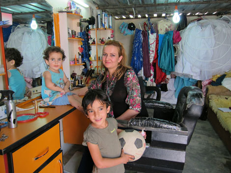 Un'immagine del salone di bellezza aperto da Avin nel campo profughi di Domiz (Iraq) - ©UNICEF Iraq/2013/Wendy Bruere