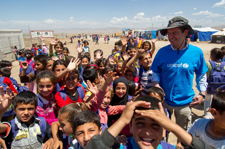 I bambini del campo con il Direttore generale dell'UNICEF Italia, Davide Usai - ©UNICEF Italia/2013/Pino Pacifico