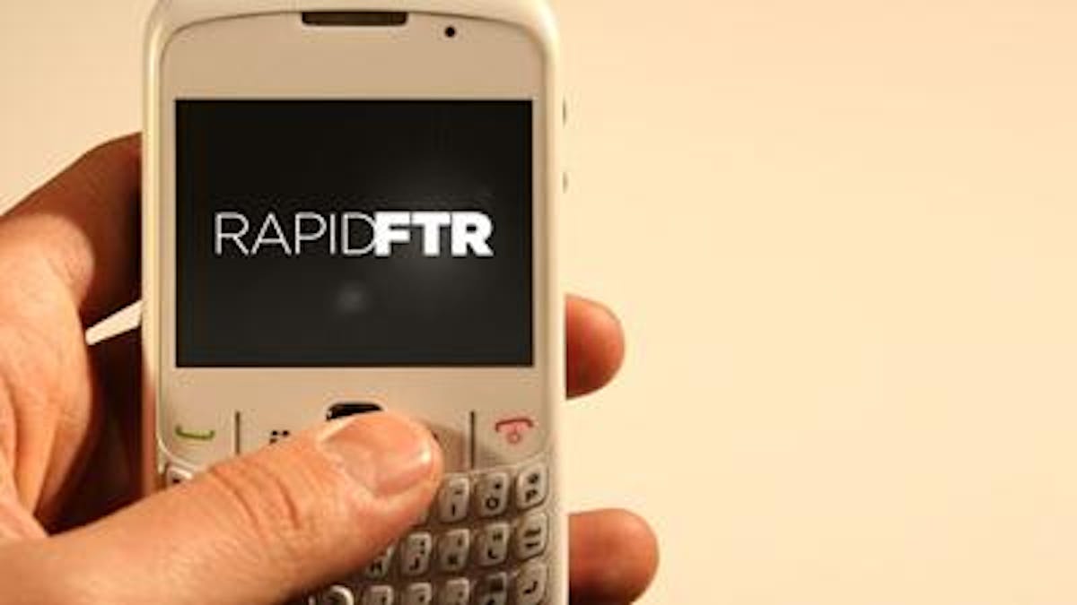 Un cellulare mostra sul display la app RapidFTR