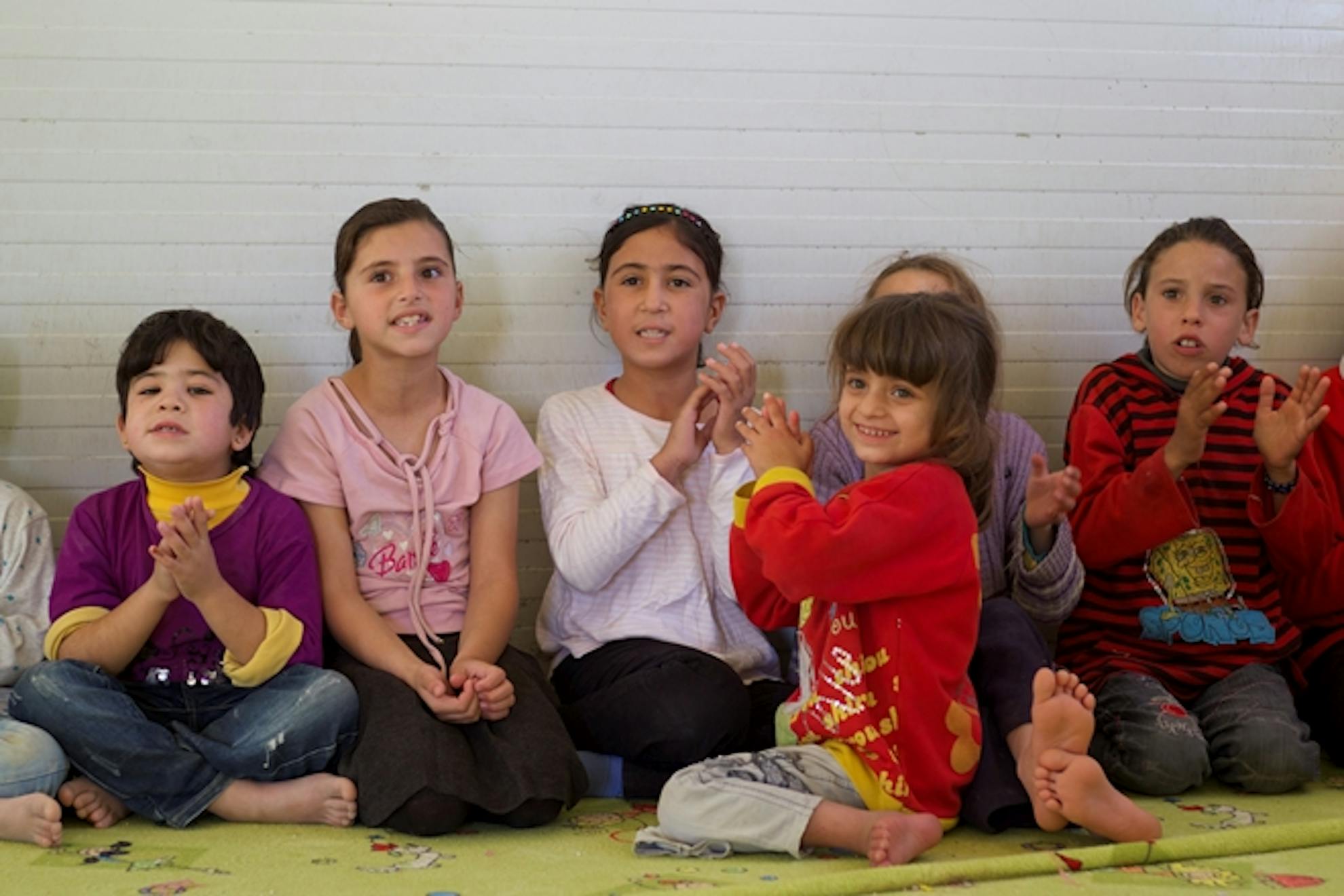 Safa, la bambina protagonista di questa storia, insieme ad alcune amichette in uno degli ambienti protetti installati dall'UNICEF nel campo profughi di Za'atari - ©UNICEF Giordania/2013/Shehzad Noorani