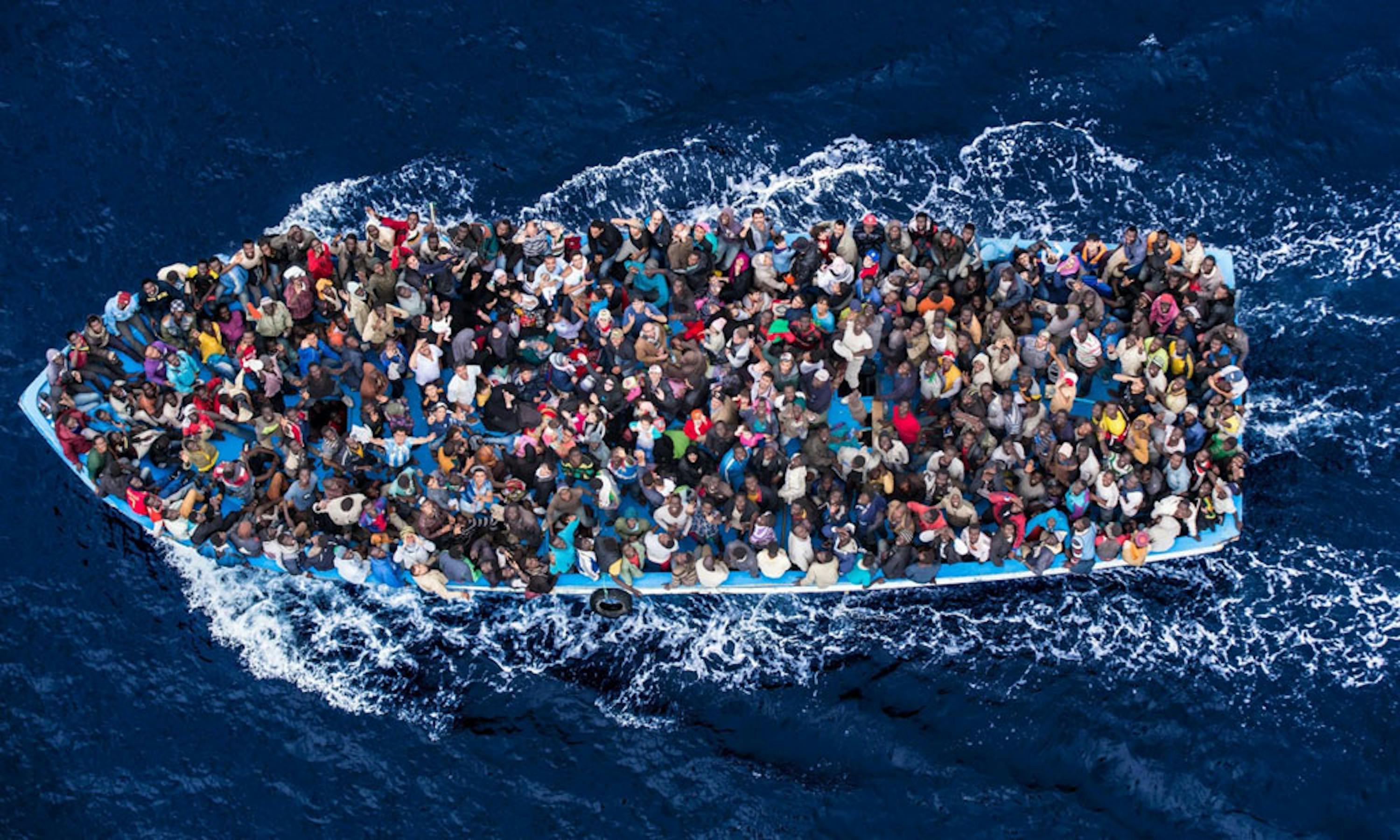 Migranti e rifugiati su una barca nel Mediterraneo centrale