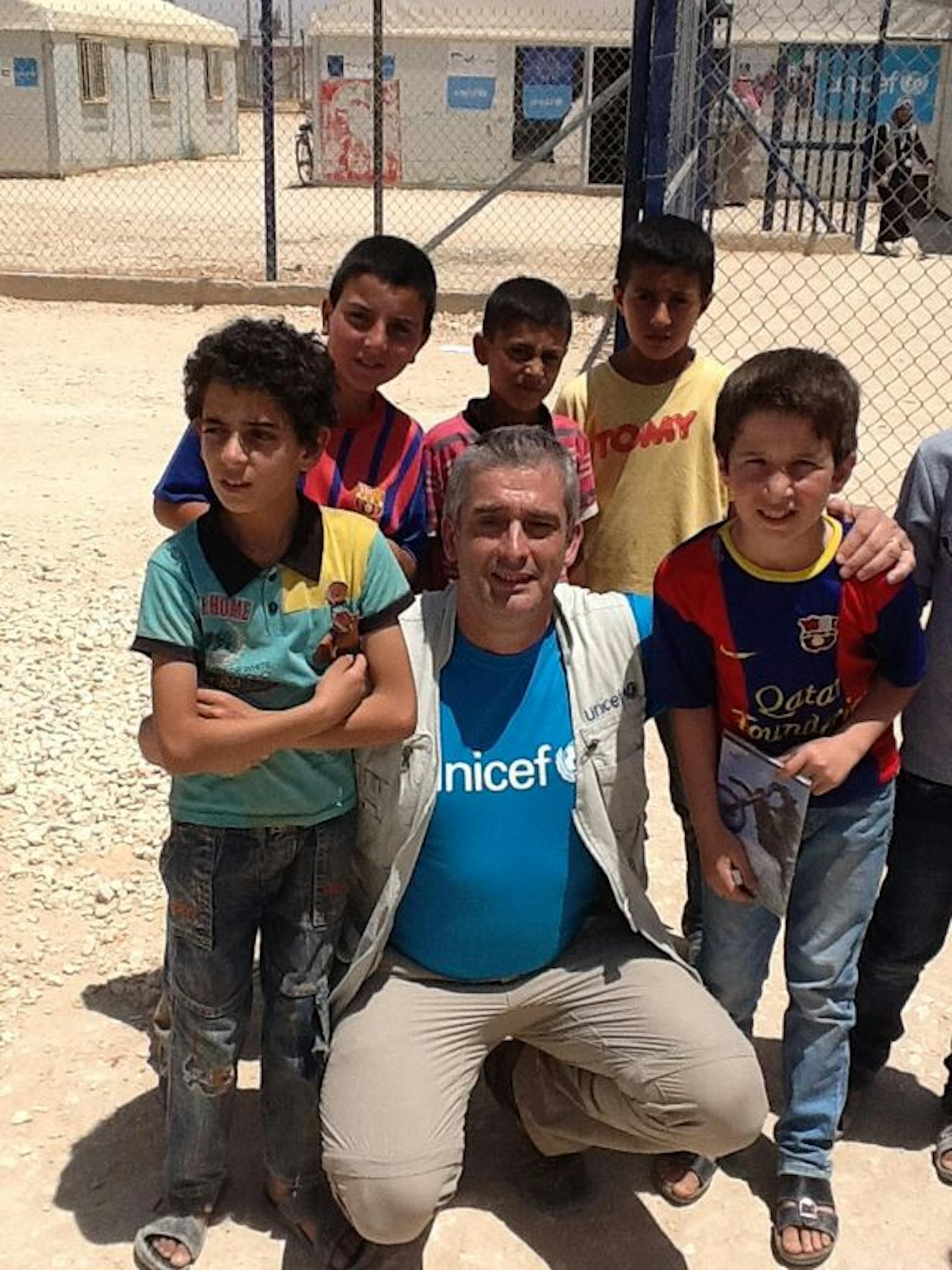 Il direttore dell'UNICEF Italia Paolo Rozera, autore di questo diario di viaggio, con alcuni bambini del campo profughi di Za'atari - ©UNICEF Italia/2015
