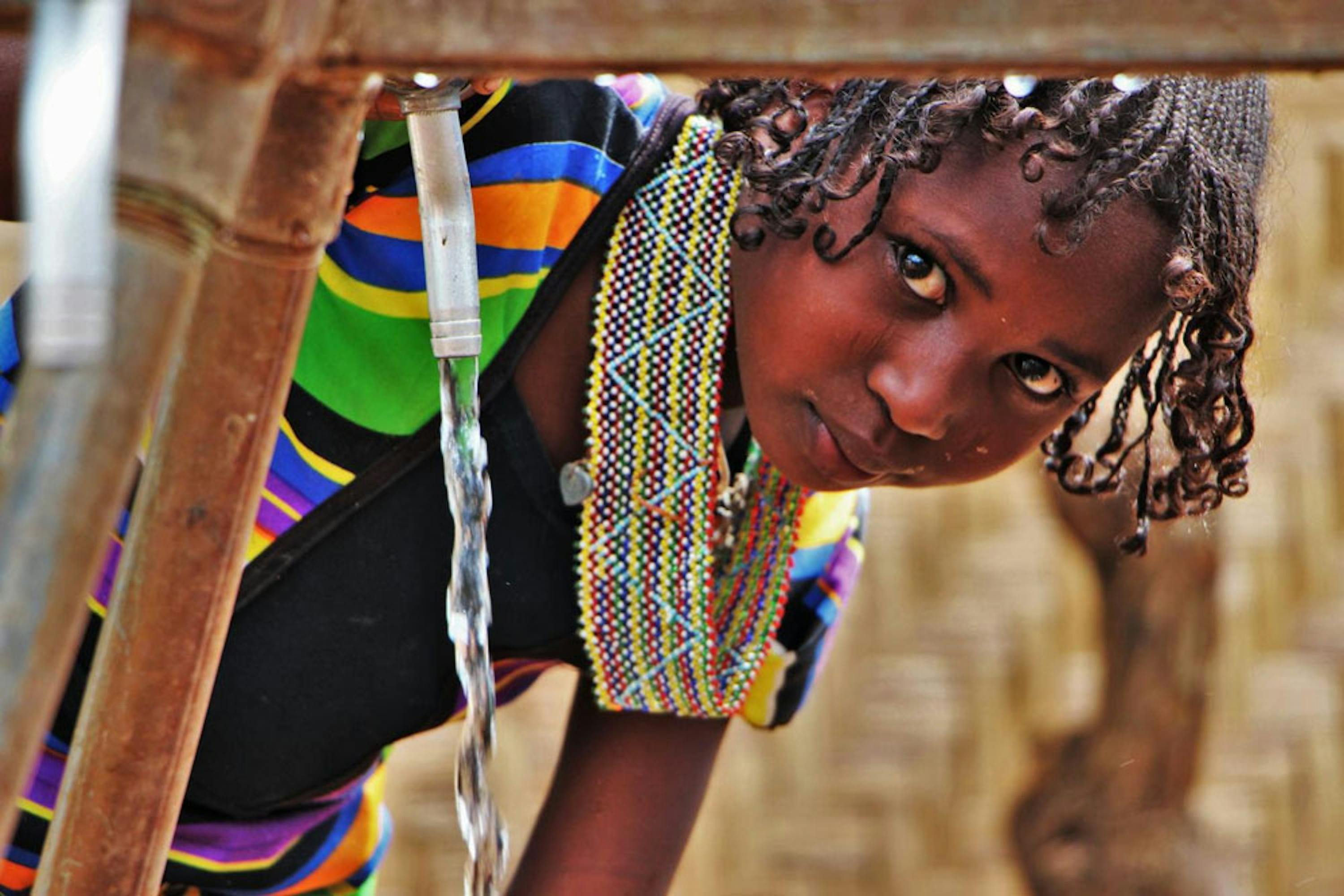 Una bambina al punto di rifornimento idrico installato dall'UNICEF nel campo profughi di Gado (Camerun), che accoglie circa 23.000 rifugiati dalla vicina Repubblica Centrafricana - ©UNICEF/CAMA2015-00003/Froutan