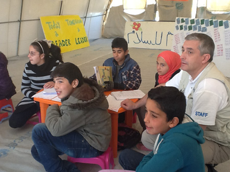 Paolo Rozera, direttore generale dell'UNICEF Italia e autore di questa testimonianza, durante un momento della visita agli insediamenti informali che ospitano profughi siriani in Libano - ©UNICEF Italia/2015/Paolo Rozera