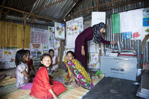 Una 'School in a box” (Scuola in scatola) dell’UNICEF in una classe non formale nello slum di Korail a Dacca.- ©Neige De Benedetti per UNICEF Italia /2015