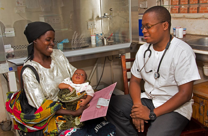 Magaret è felice dopo avere ricevuto dal tecnico di laboratorio Akuzike Mkalie l'esito del test: il piccolo Tiyamika non ha il virus! - ©UNICEF/UN025015/Chikondi