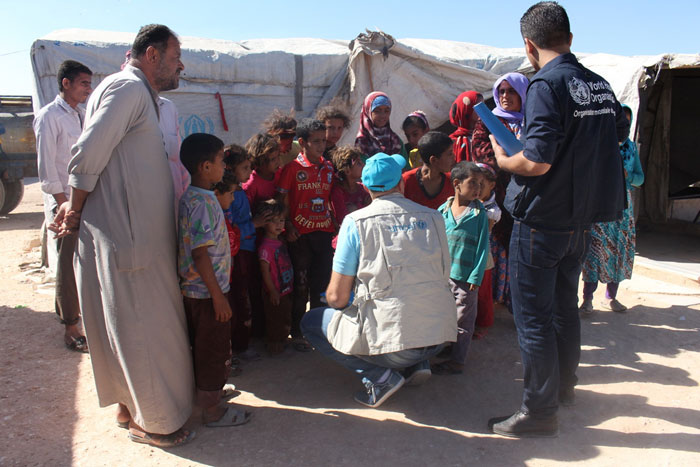 Operatori  dell'UNICEF dialogano con i civili sfollati di Majbal, sobborgo di Aleppo (Siria) - UNICEF/UN032200/Ourfali