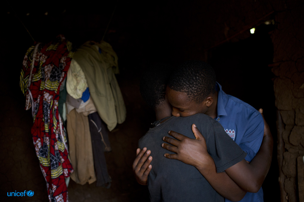 Jean Pierre abbraccia felicemente sua madre i© UNICEF/UN010830/Prinsloo