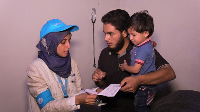 La dottoressa Rajia Sharhan, nutrizionista dell'UNICEF, effettua una delle sue numerose visite a Madaya, il 25 settembre 2016 - ©UNICEF/UN033478/AlSaleh/WFP