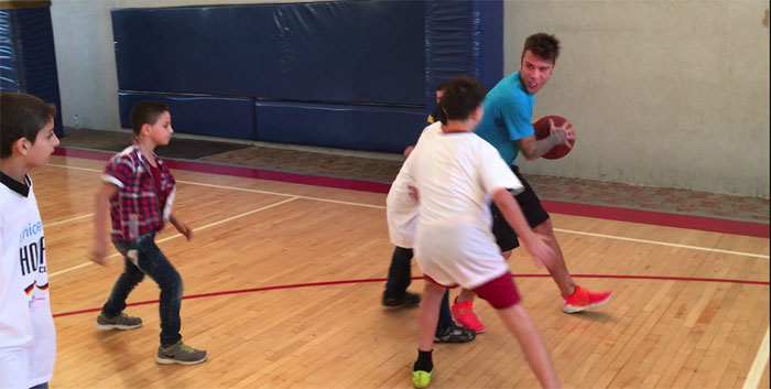 Un momento della partita di basket improvvisata durante la visita di Fedez allo Hoops Club di Beirut (Libano)