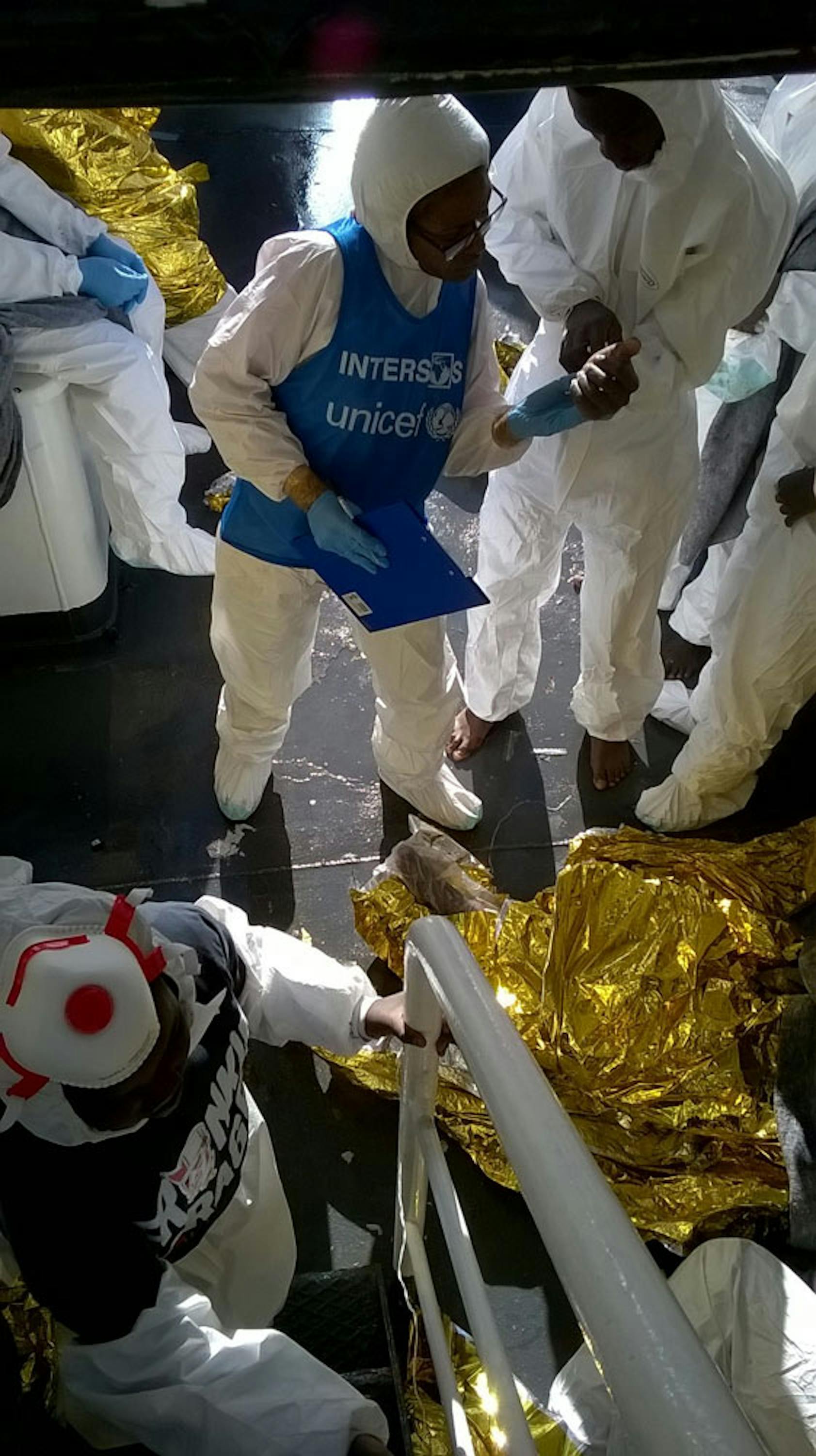 Fatima, mediatrice culturale, fa parte del team INTERSOS/UNICEF a bordo delle navi della Guardia Costiera - ©UNICEF Italia/2017/E.Noviello