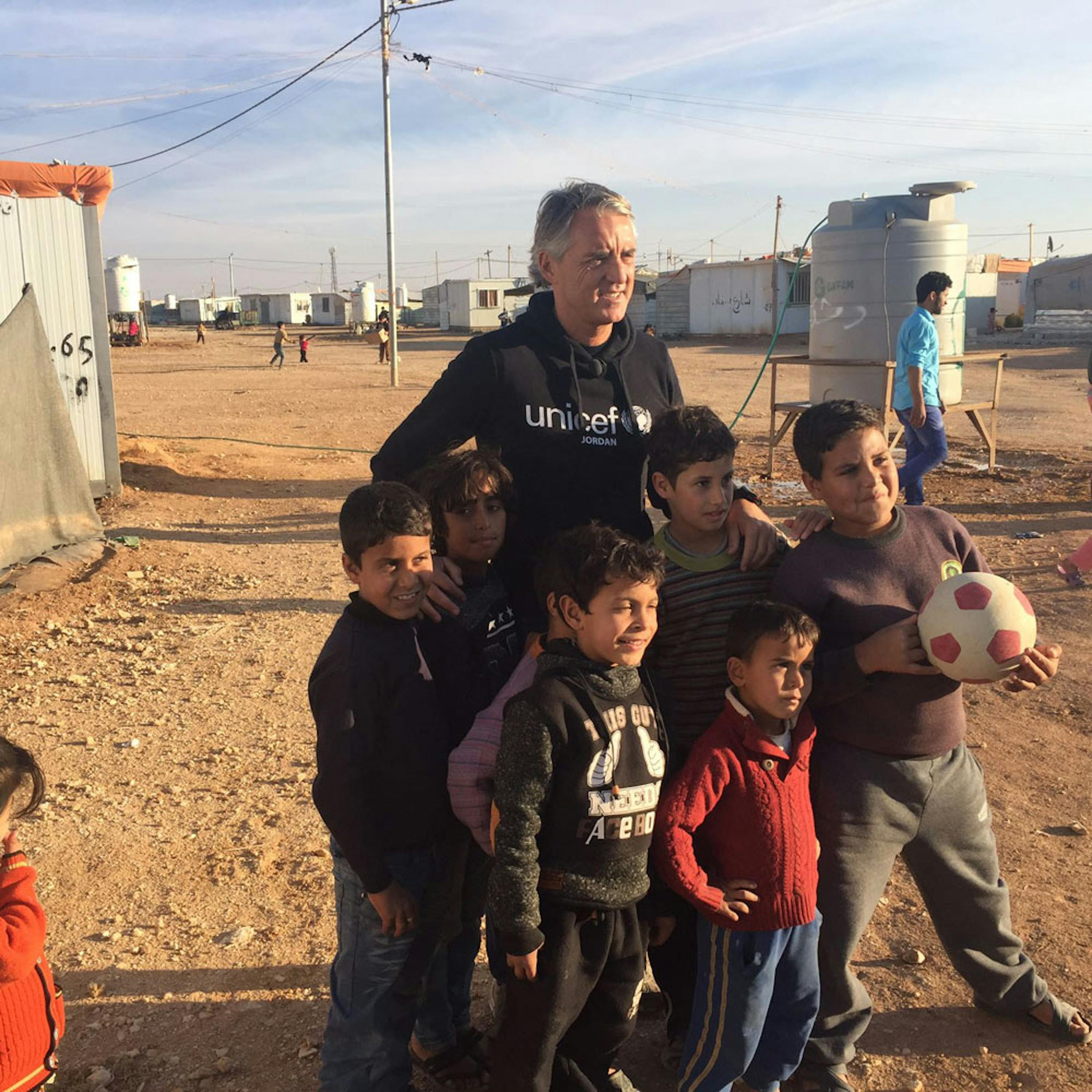 Roberto Mancini con i bambini del campo profughi di Za'atari (Giordania) - ©UNICEF Italia/2016/A.Rinonapoli