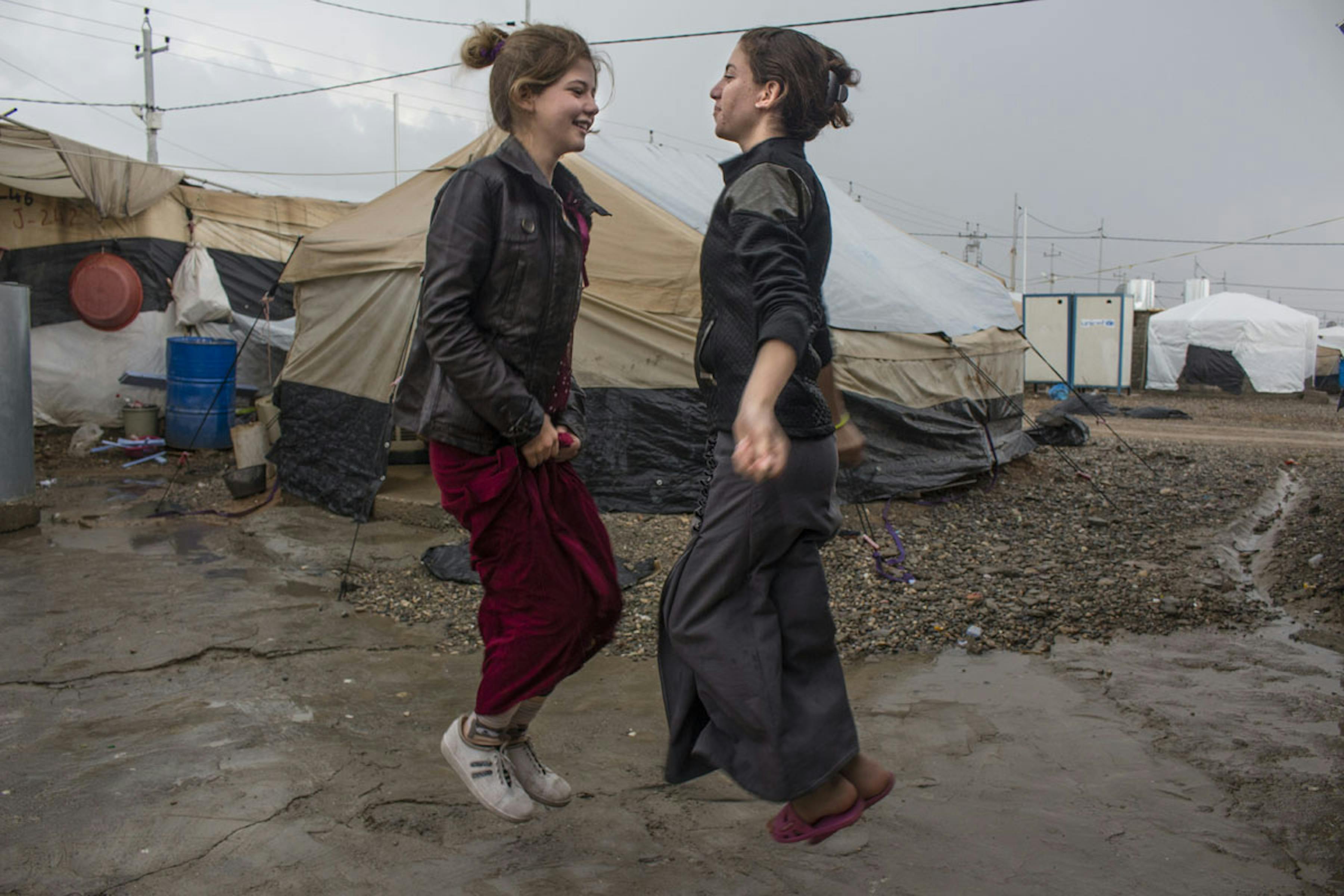 Ragazze yazide danzano nel campo di Khanke (Iraq) - ©Bushra Qasim