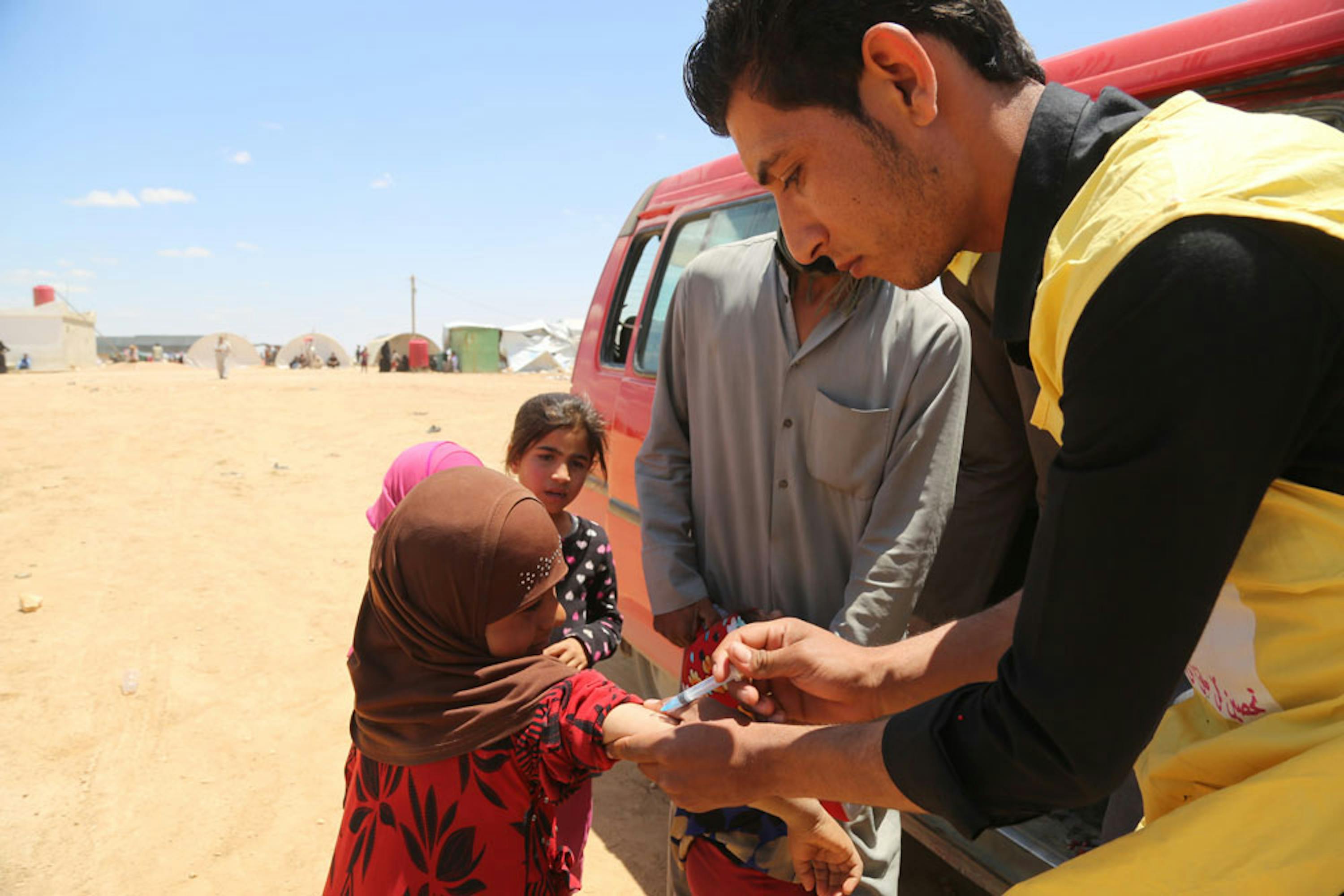 Un team mobile di vaccinatori all'opera nel campo per sfollati di Mabrouka (nord-est della Siria) dove trovano rifugio famiglie fuggite dai combattimenti di Deir-Ez-Zor e Raqqa - ©UNICEF Siria/2017/Delil Souleiman