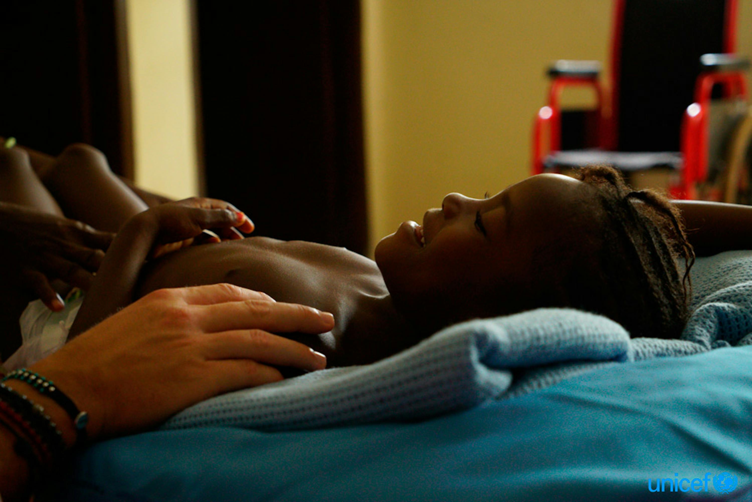 Emi, 8 anni, vive a due giorni di cammino dall'ospedale di Kailahun (Sierra Leone), dove è arrivata trasportata su un’amaca dalla sua famiglia - ©UNICEF Italia/2018/Blasi