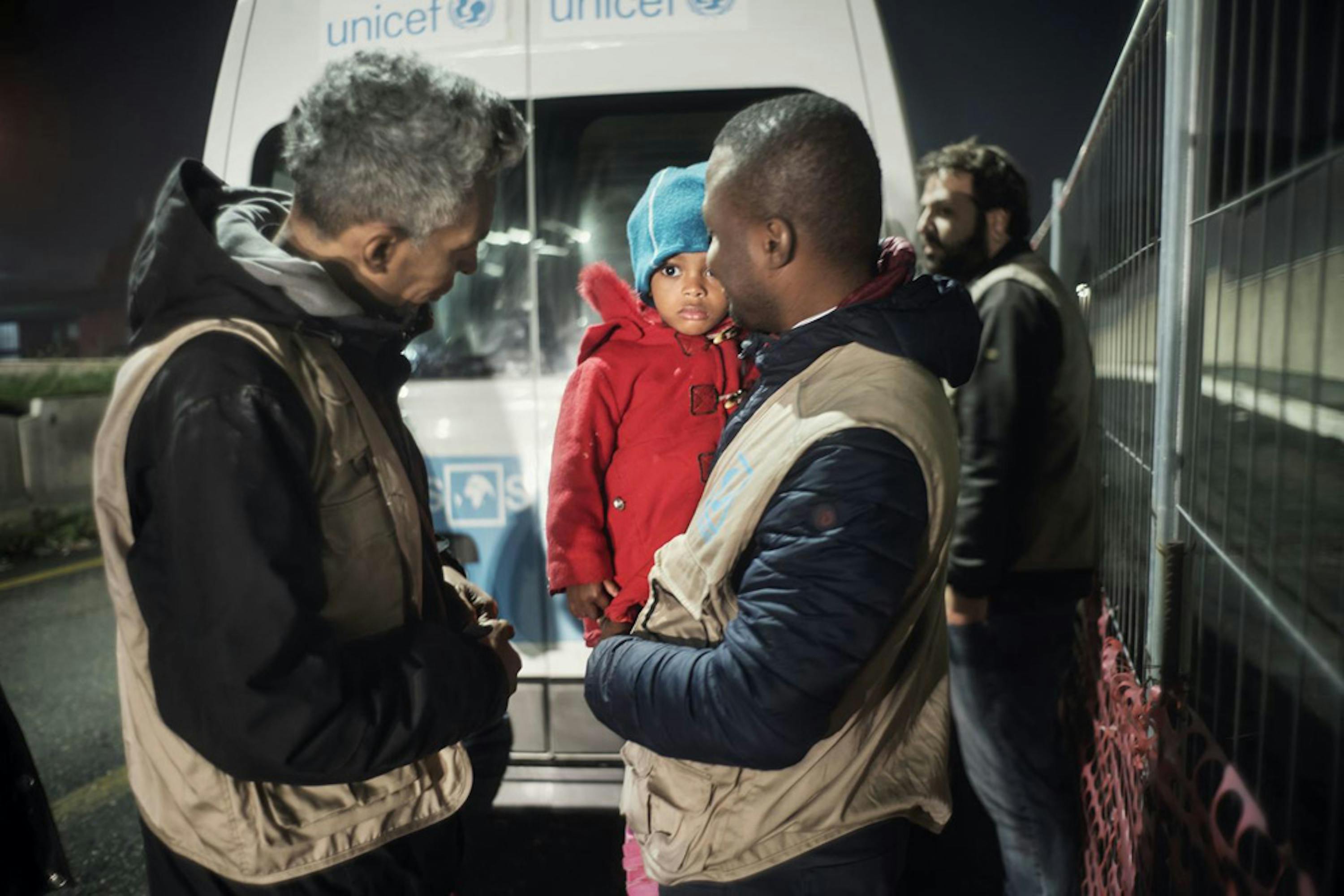 Il team mobile INTERSOS/UNICEF durante una missione notturna a Roma - ©UNICEF/UN0264419/De Luigi VII Photo