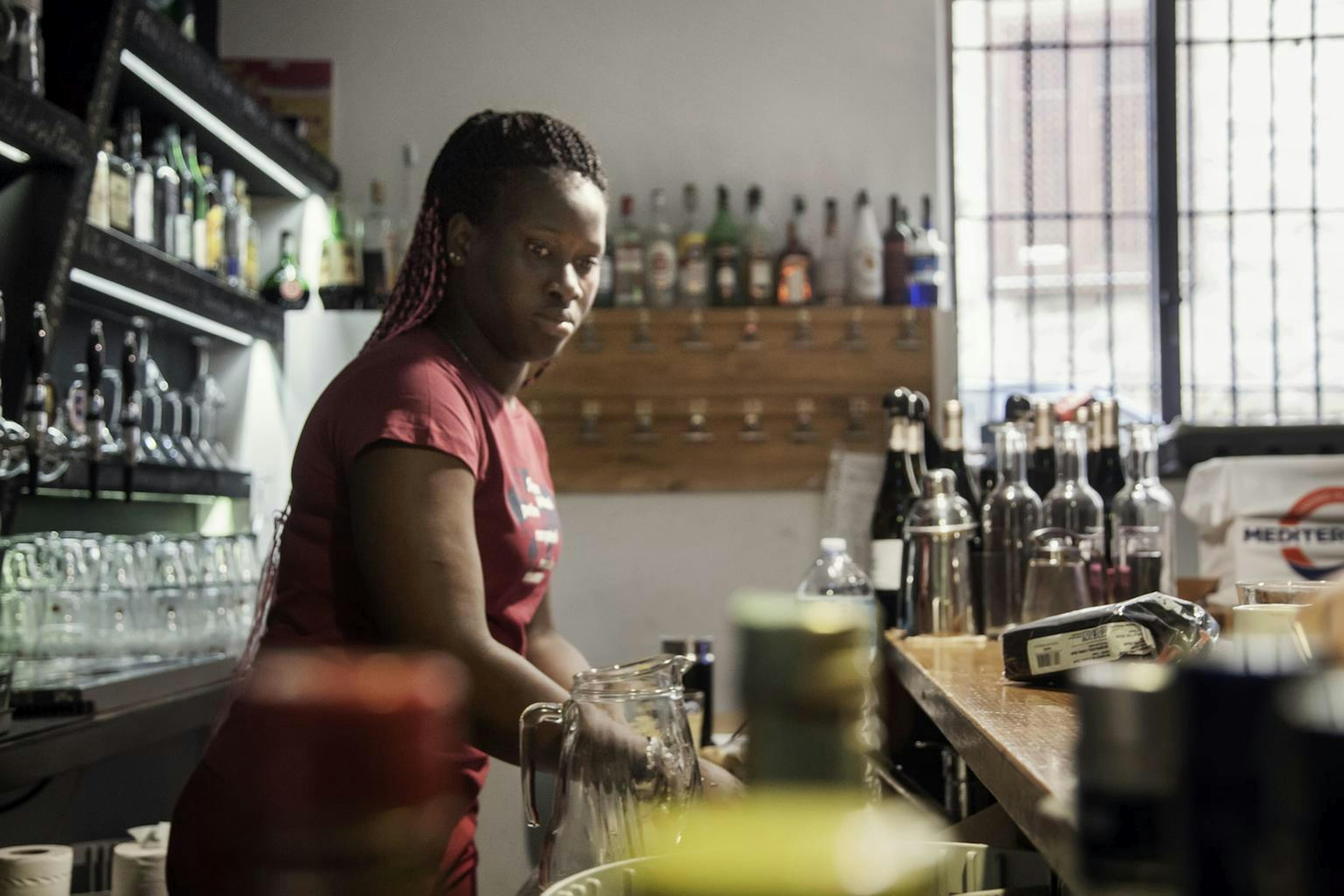 Fatou Sanneh, 17 anni, dietro il bancone di 