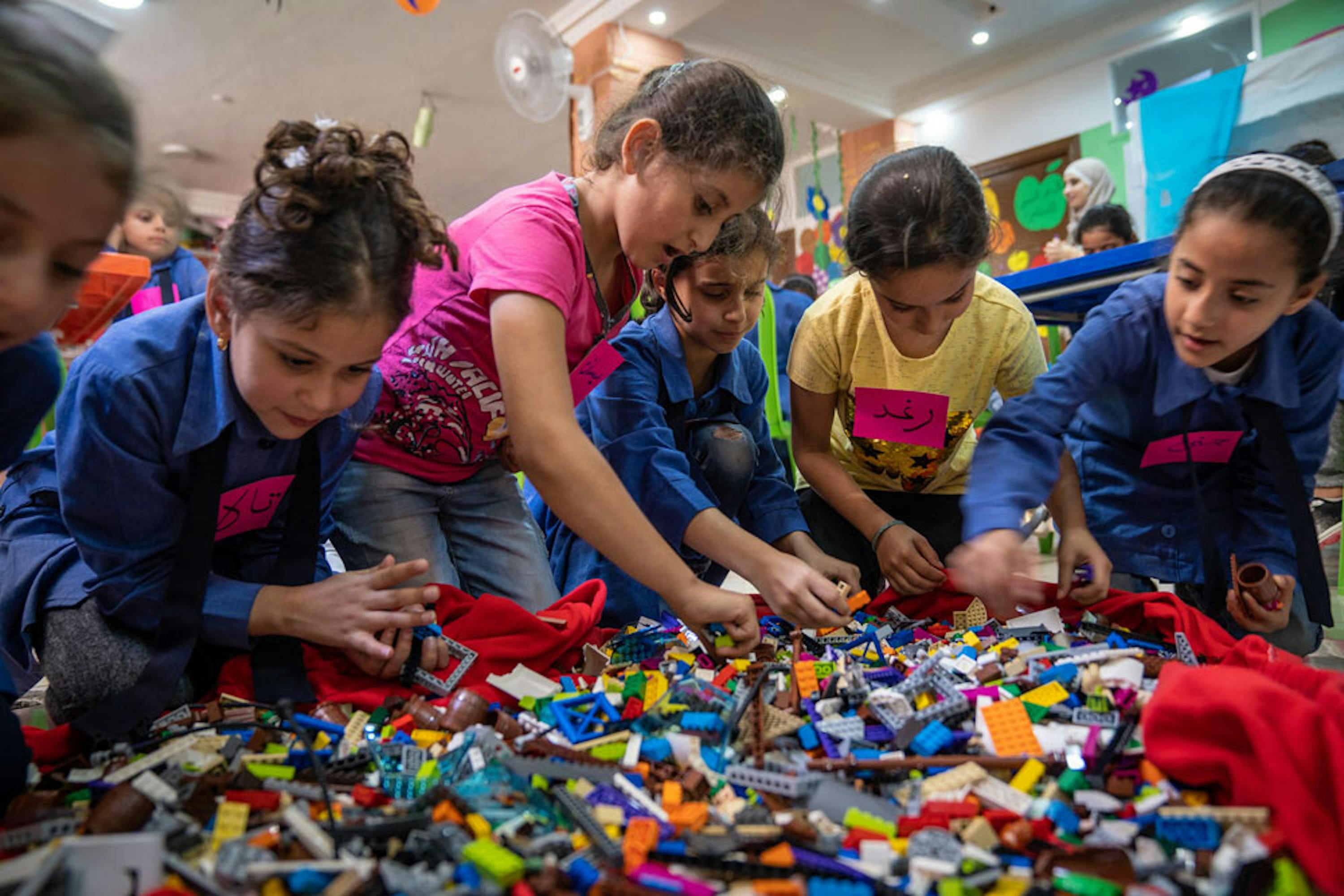 Bambini giocano con le costruzioni donate dalla LEGO Foundation in un centro per l'infanzia in Giordania che ospita molti bambini rifugiati siriani - ©UNICEF/UN0250033/Herwig