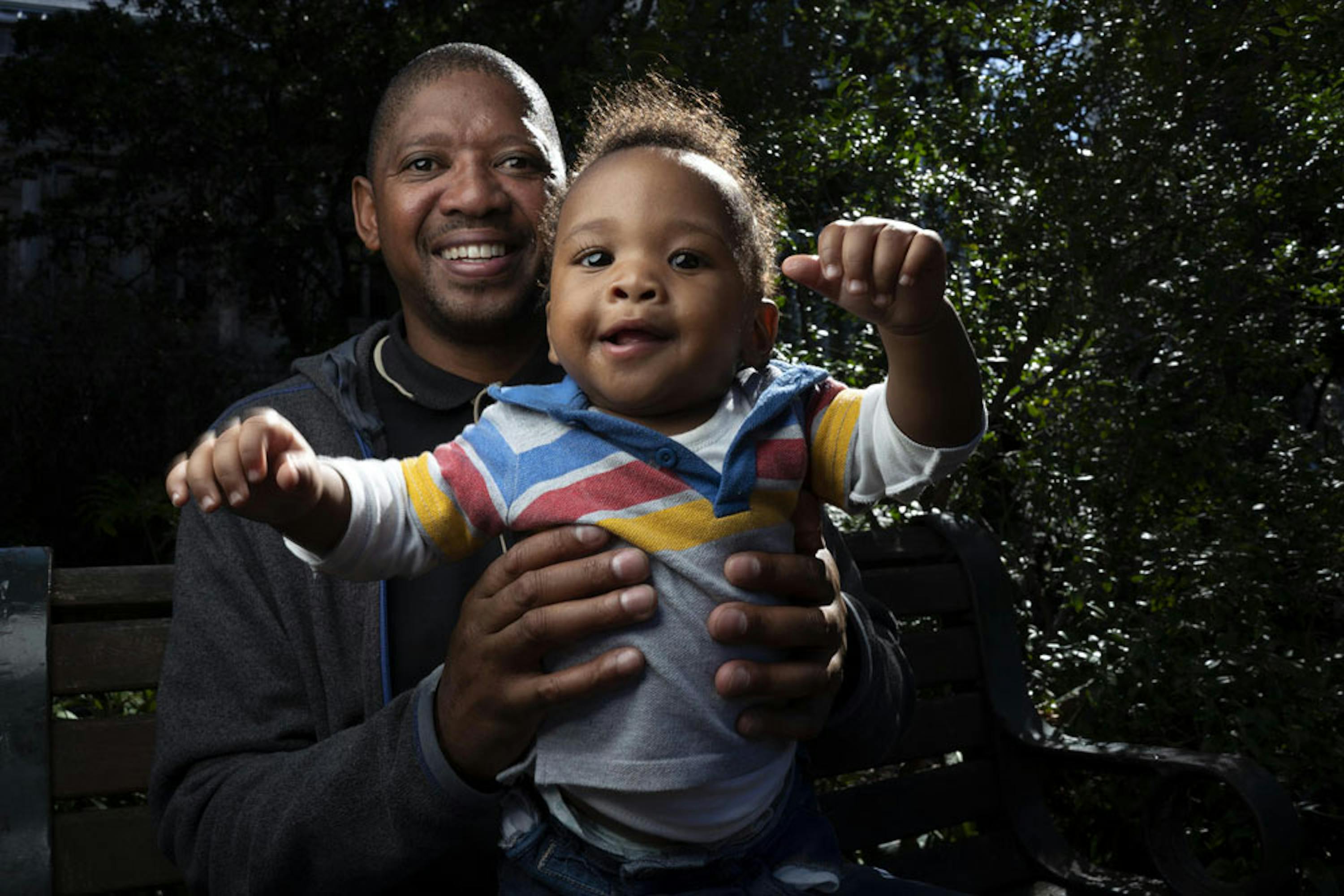 Bongani Ngqame, 44 anni, e suo figlio Khuma, protagonisti di questa storia - ©UNICEF/UN0313017/Sokol