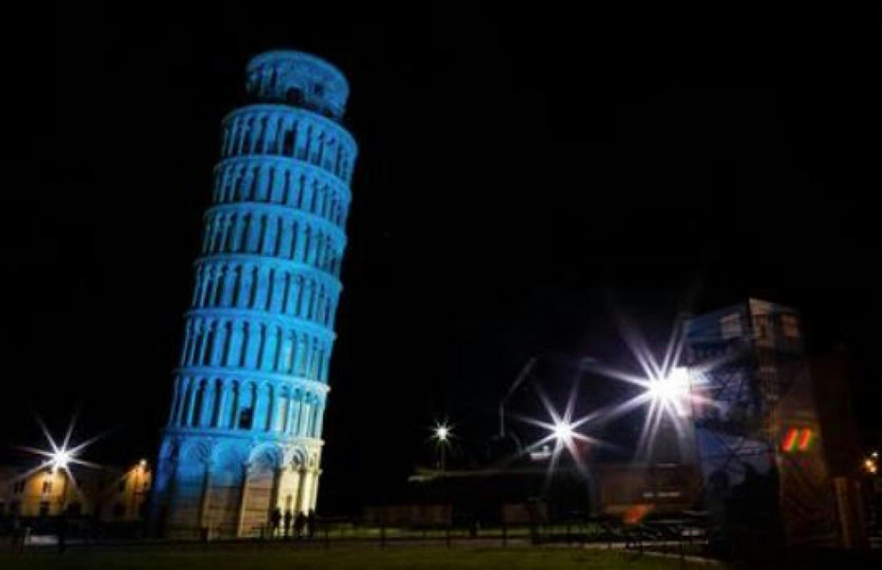 La Torre pendente di Pisa illuminata per il 