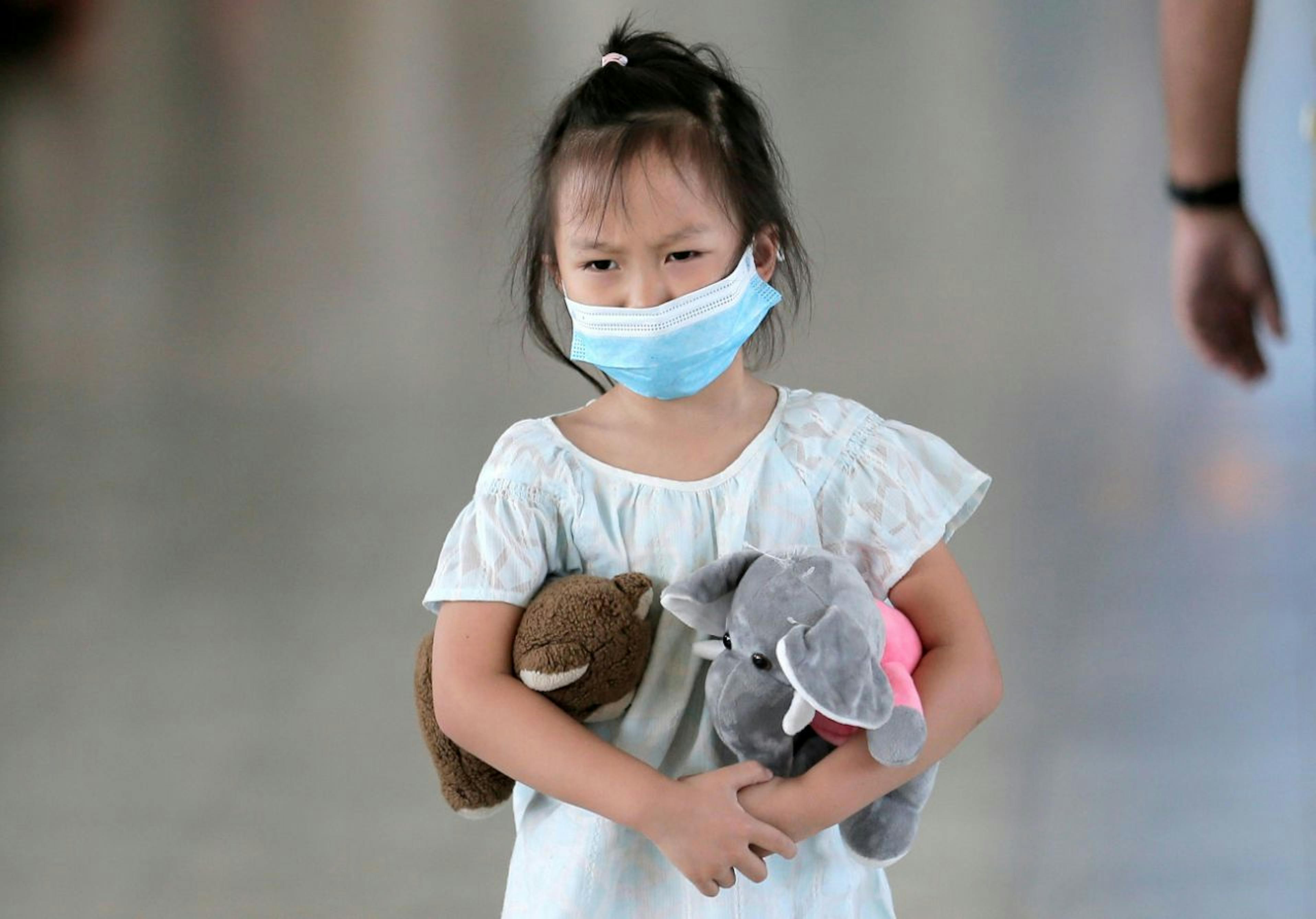 Una bambina ai controlli dello scanner termico in un aeroporto dello Sri Lanka - © REUTERS/Dinuka Liyanawatte