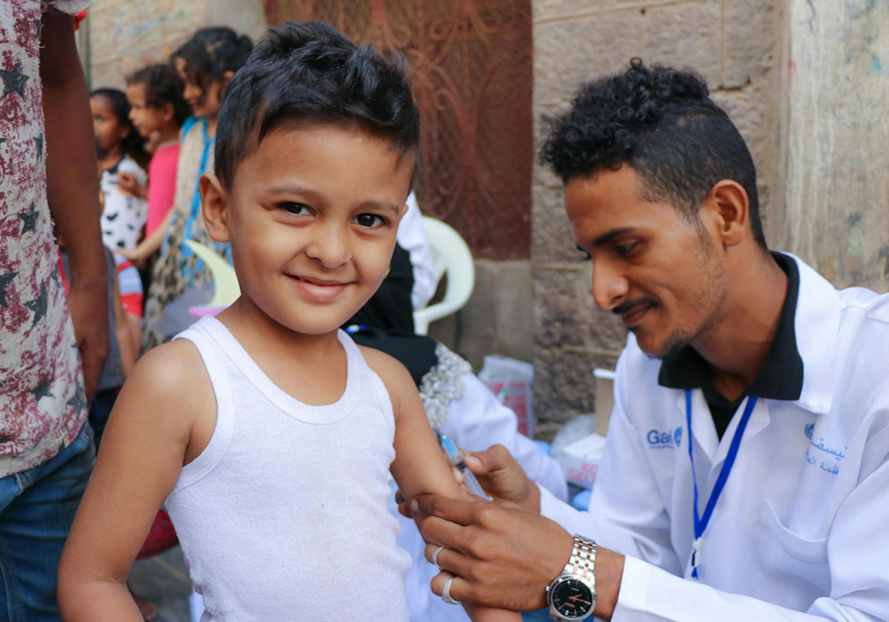 Mohammed Abdullah, 4 anni, riceve una dose di vaccino contro morbillo e rosolia nel corso di una campagna di vaccinazione finanziata dall'UNICEF ad Aden (Yemen) - © UNICEF/UN0284420/Fadhe