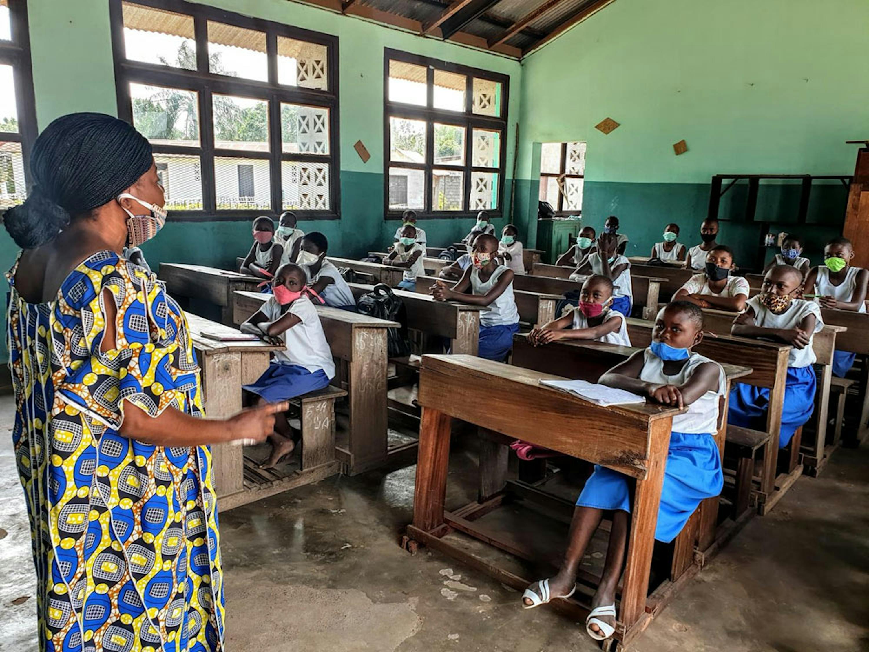 Alunni di una scuola di Mbandaka (Repubblica Democratica del Congo). Anche qui la scuola ha riaperto ad agosto con banchi monoposto, mascherine e distanziamento sociale - © UNICEF/UNI358241/Wenga