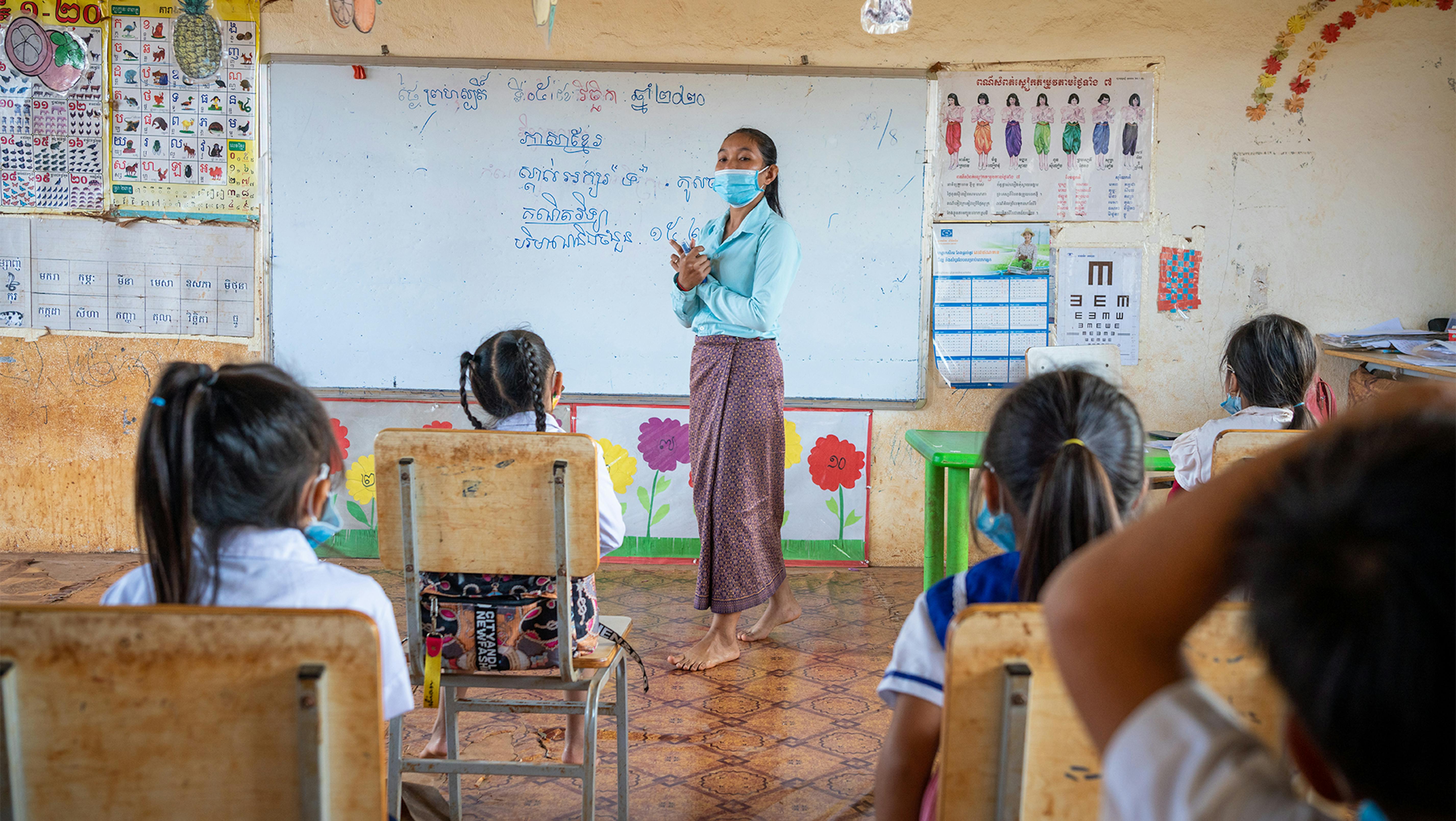 Cambogia, un insegnante in classe durante la lezione