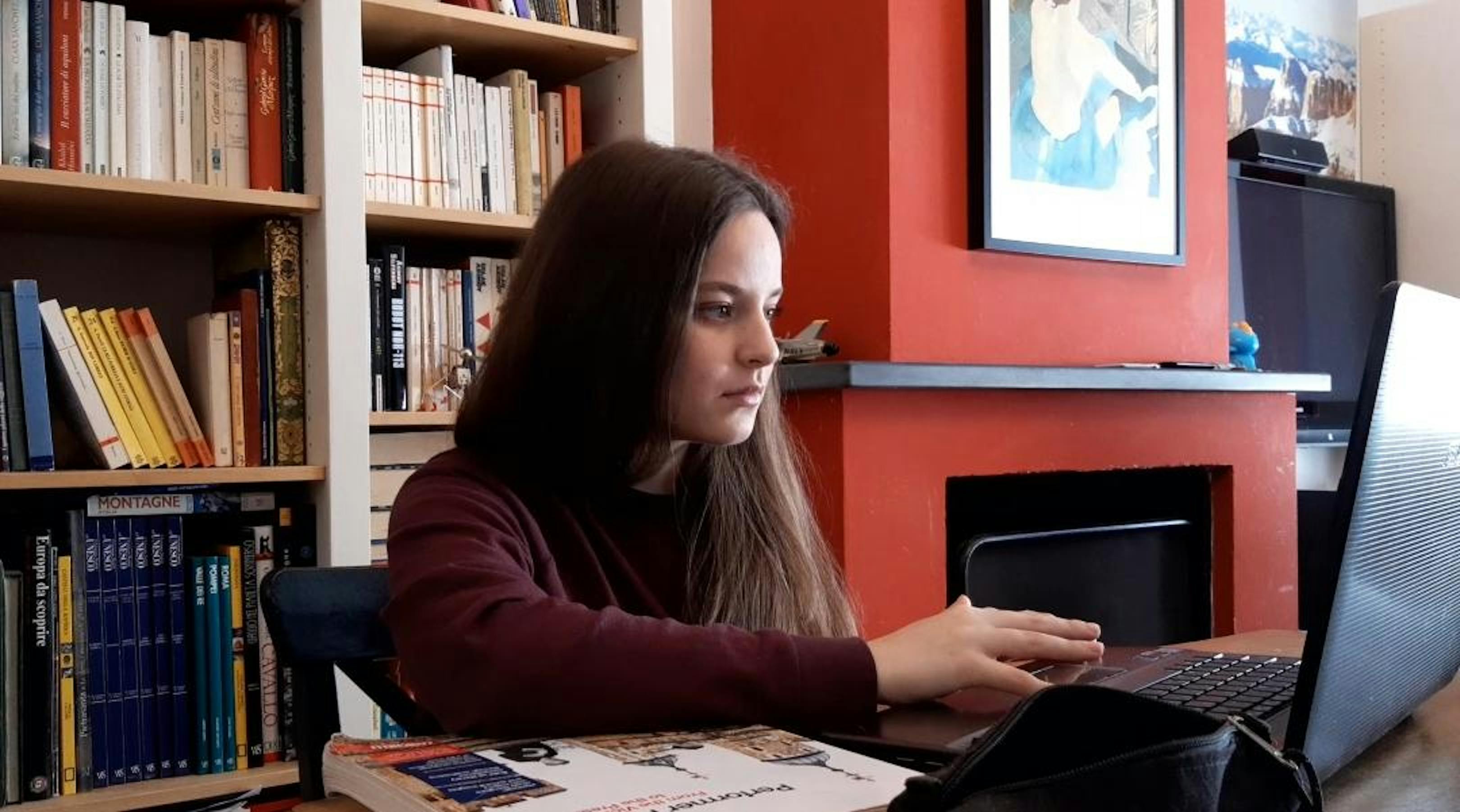 Ragazza scuola da casa