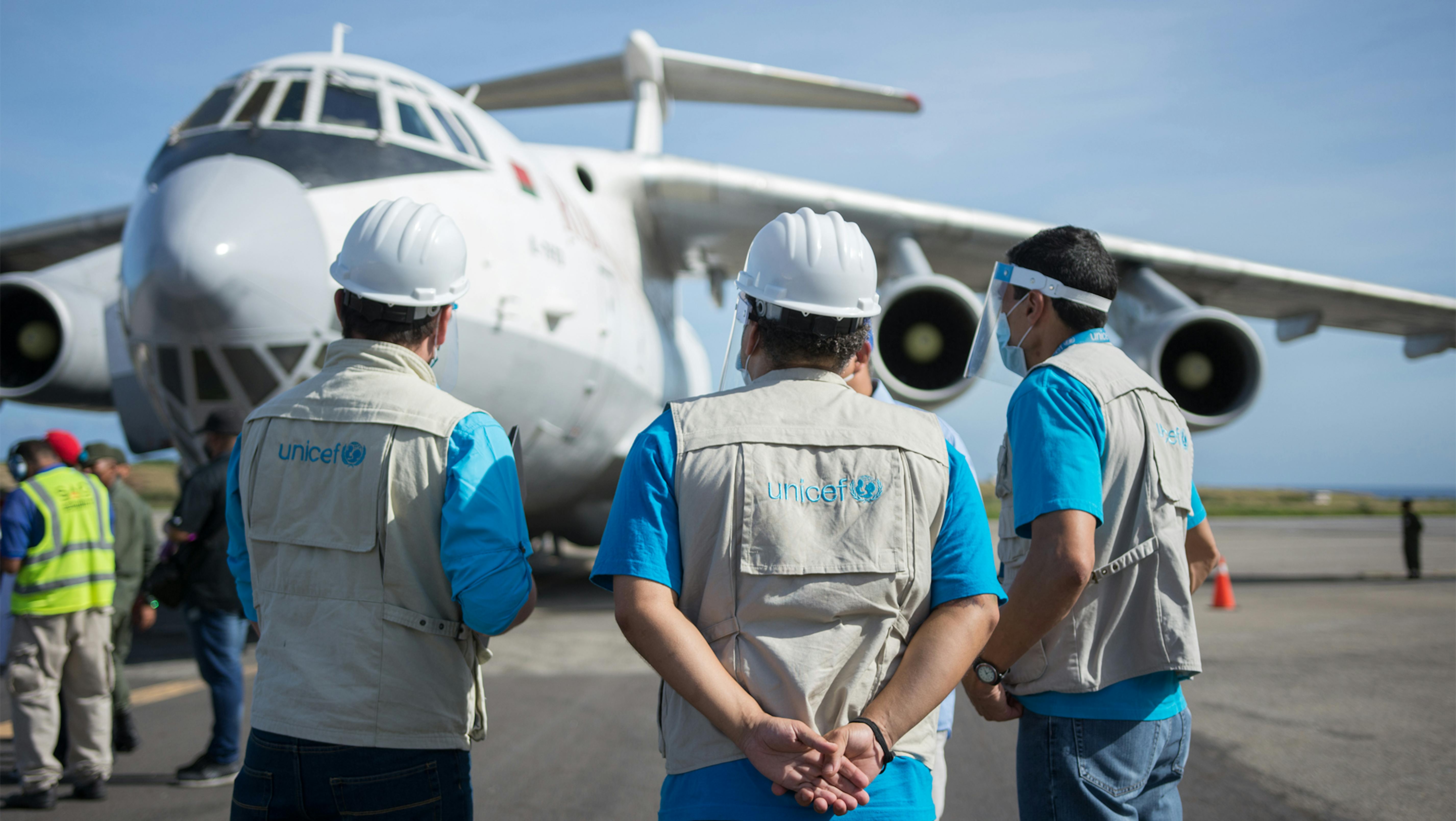 staff UNICEF durante l'arrivo di un aereo con 32 tonnellate di vaccini anti covid-19