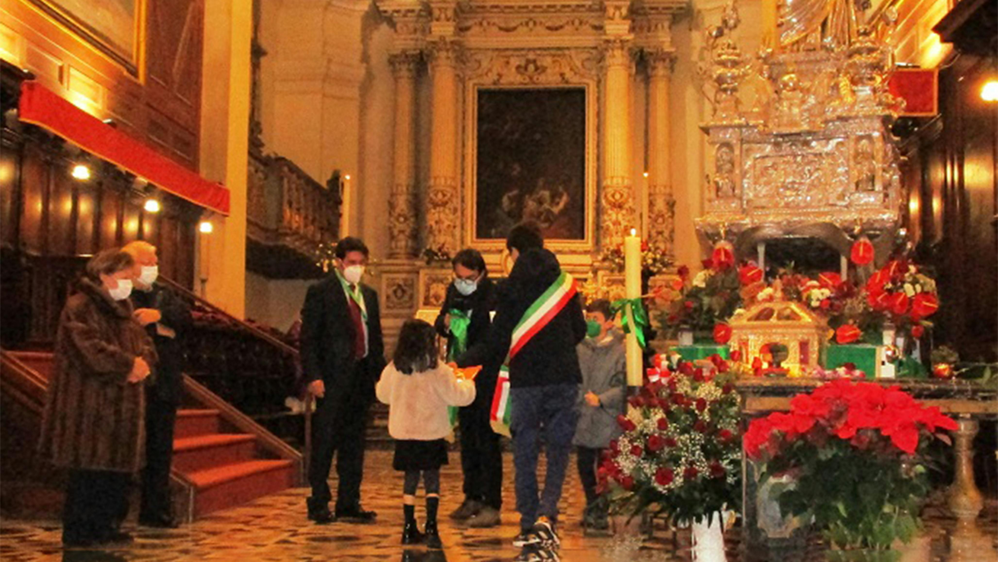 La consegna delle lettere alla cattedrale di Siracusa