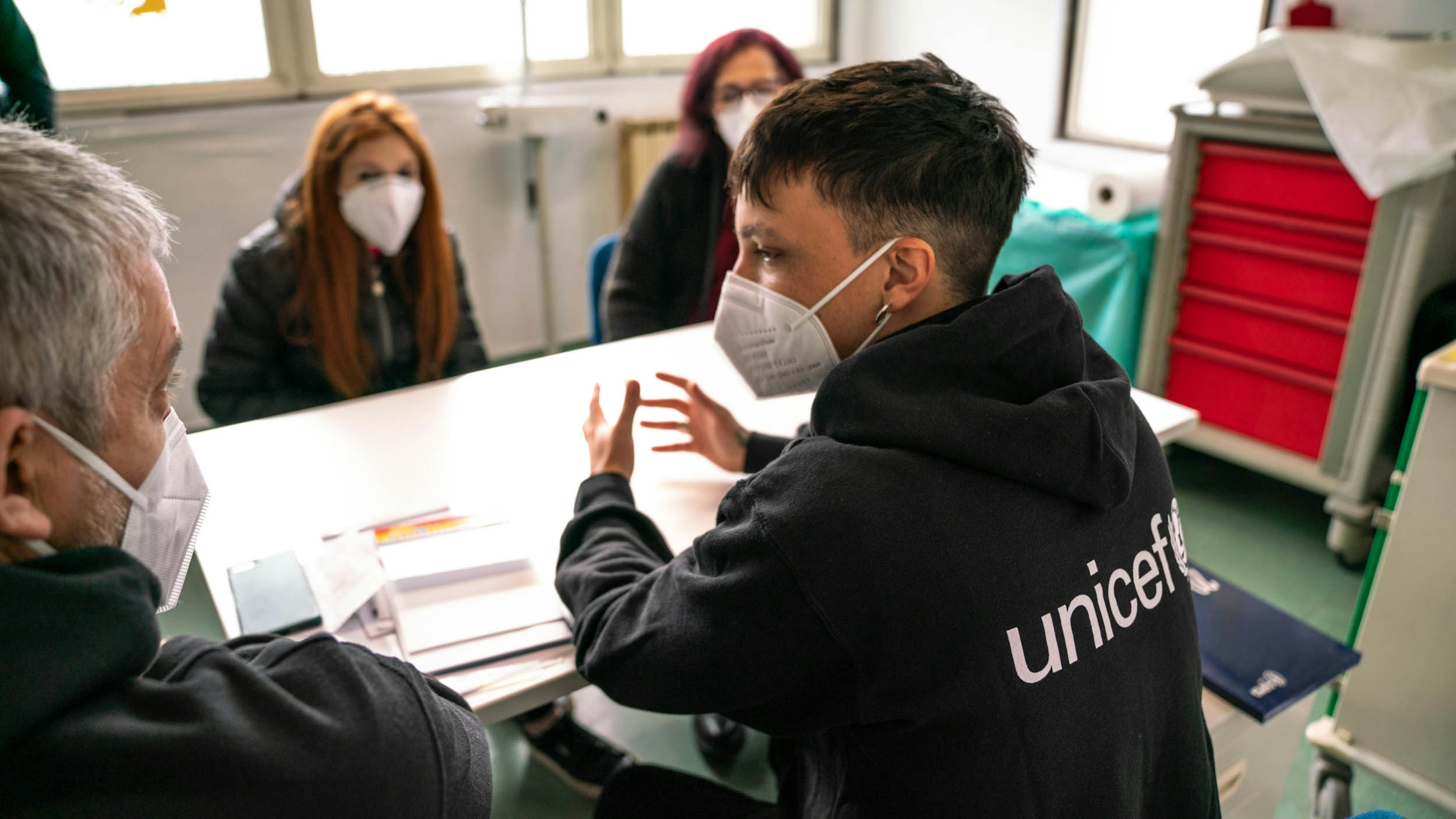 Il cantautore romano e Ambasciatore UNICEF Ultimo all’Ambulatorio di Strada dell’Istituto di Medicina Solidale Onlus a Tor Bella Monaca, Roma