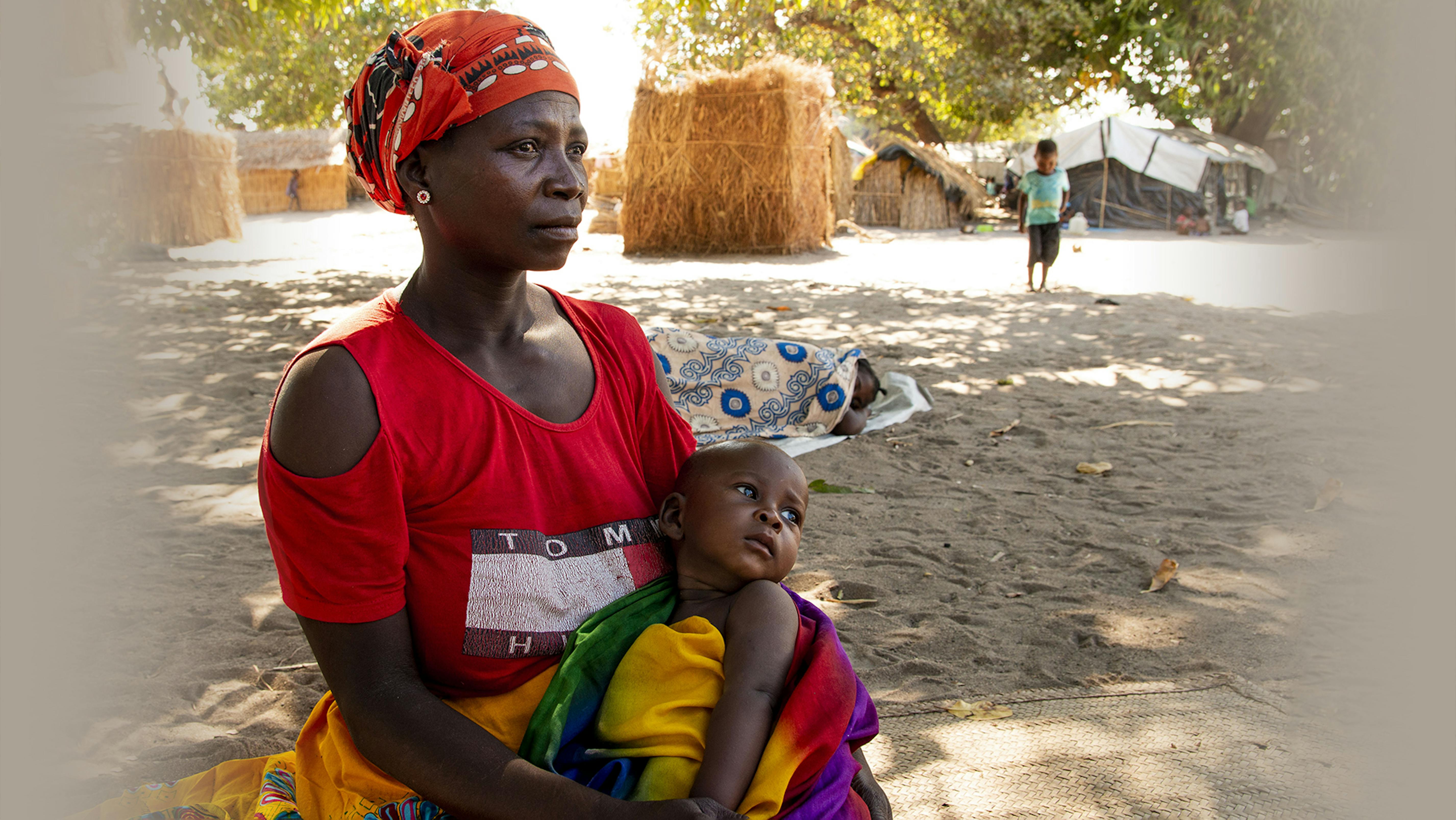 Mozambico: bambini e le loro famiglie nel campo per sfollati di Metuge.