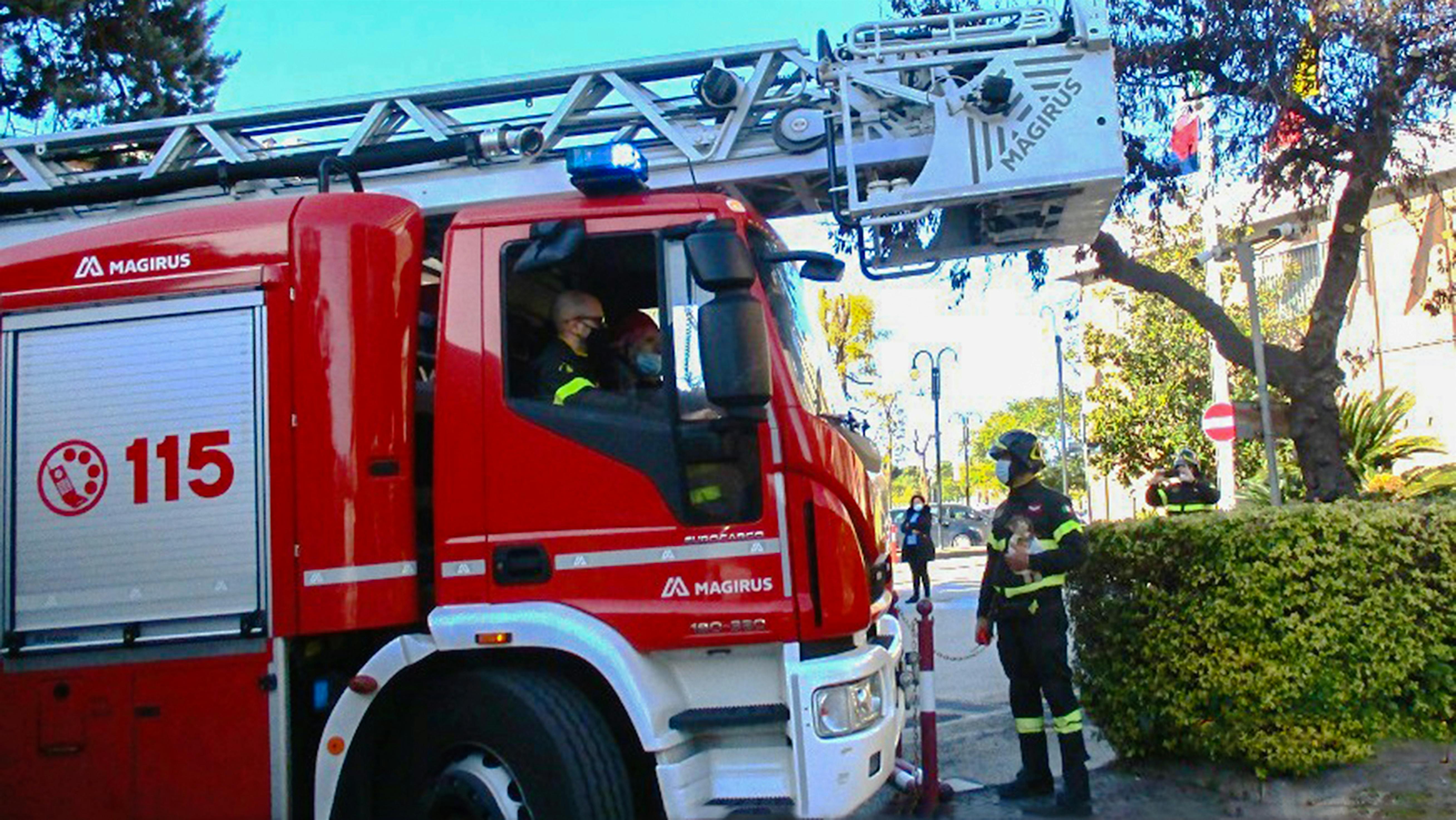 L'arrivo dei Vigili del Fuoco all'ospedale pediatrico di Siracusa