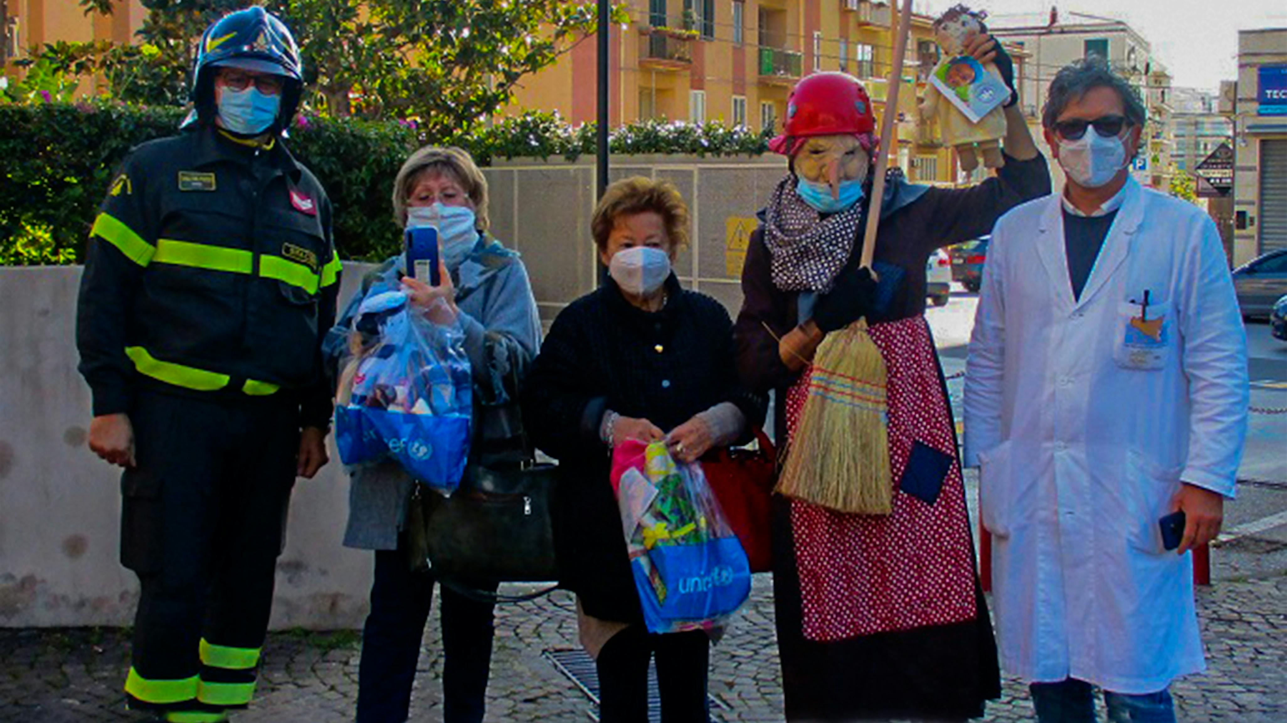 La befana riceve le Pigotte da consegnare  ai bambini