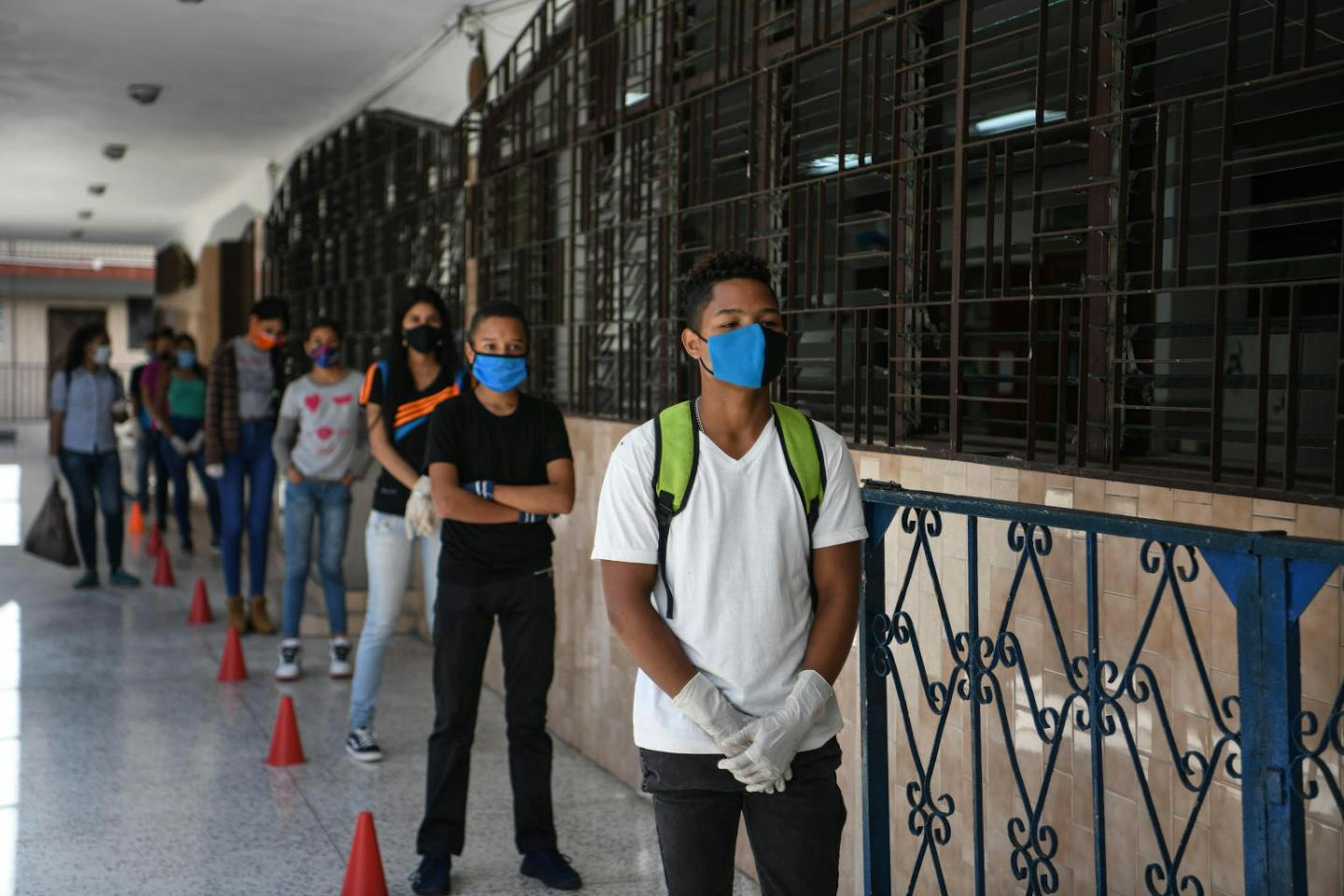 Venezuela, un gruppo di studenti in fila davanti a scuola