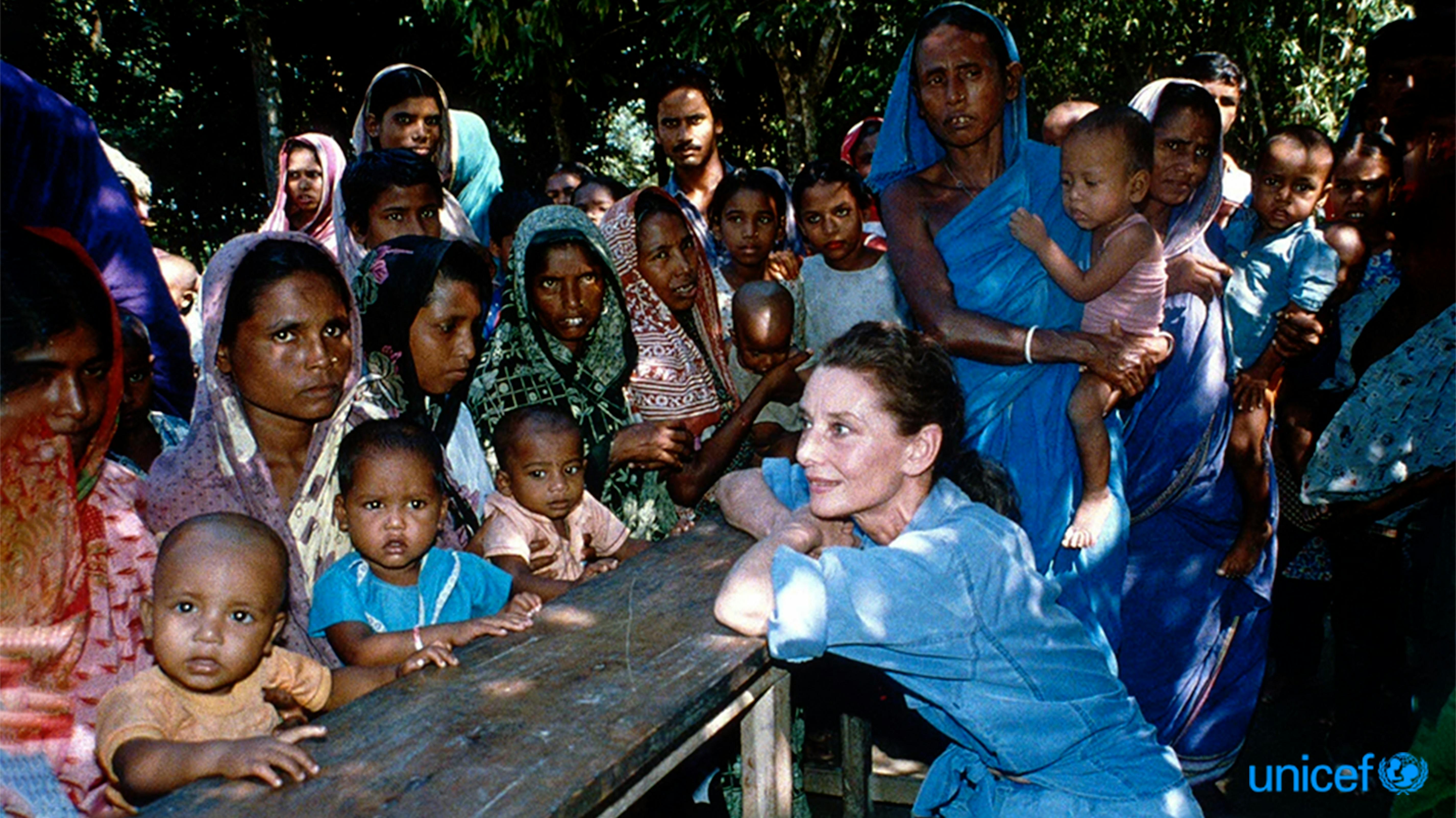Audrey Hepburn fa visita a un gruppo di donne e ai loro bambini