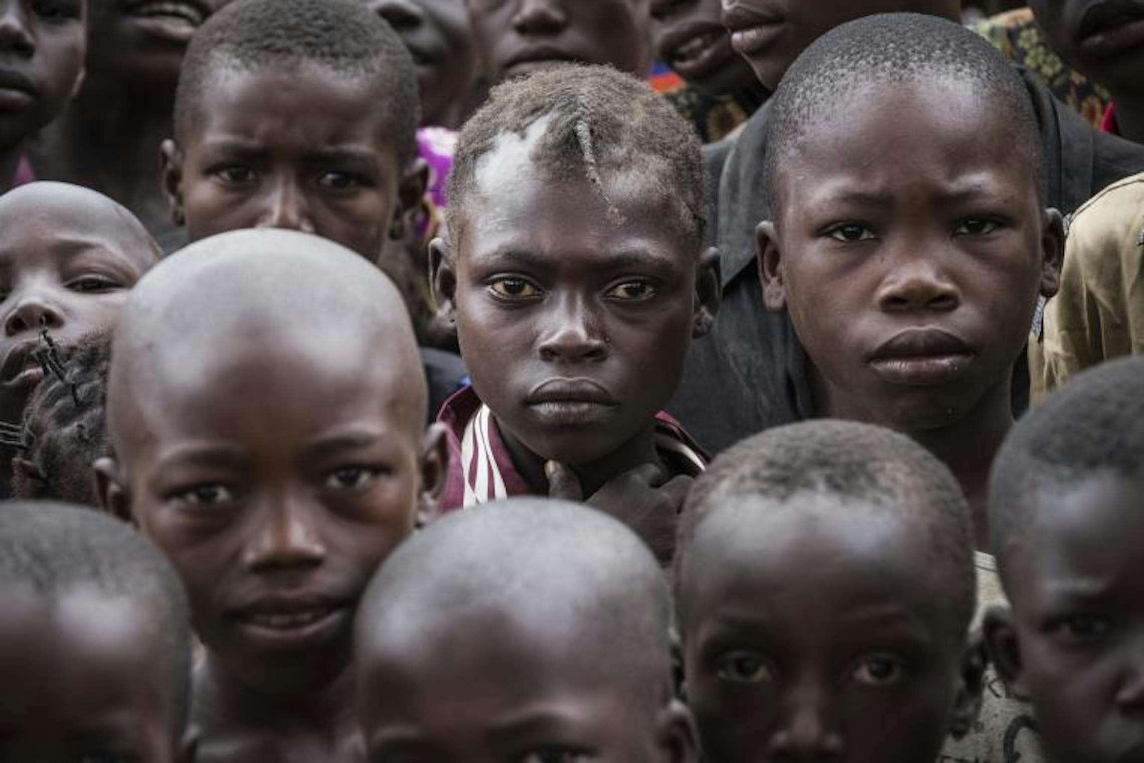 Bambini raccolti intorno alla scuola del villaggio di Ndenga village, a 30 chilometri da Kaga Bandoro, Rapubblica Centro Africana